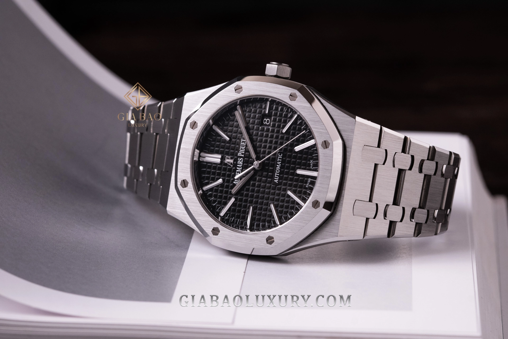 Audemars Piguet Royal Oak 15400ST mặt đen: Cạnh vỏ và dây thép tích hợp