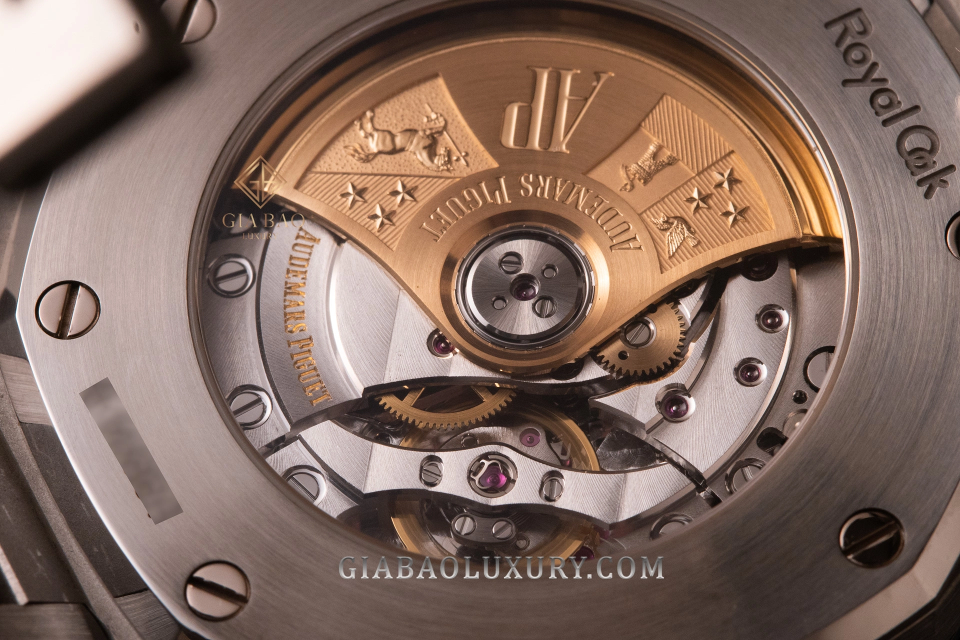 Audemars Piguet Royal Oak 15400ST mặt đen: Calibre 3120 qua đáy sapphire