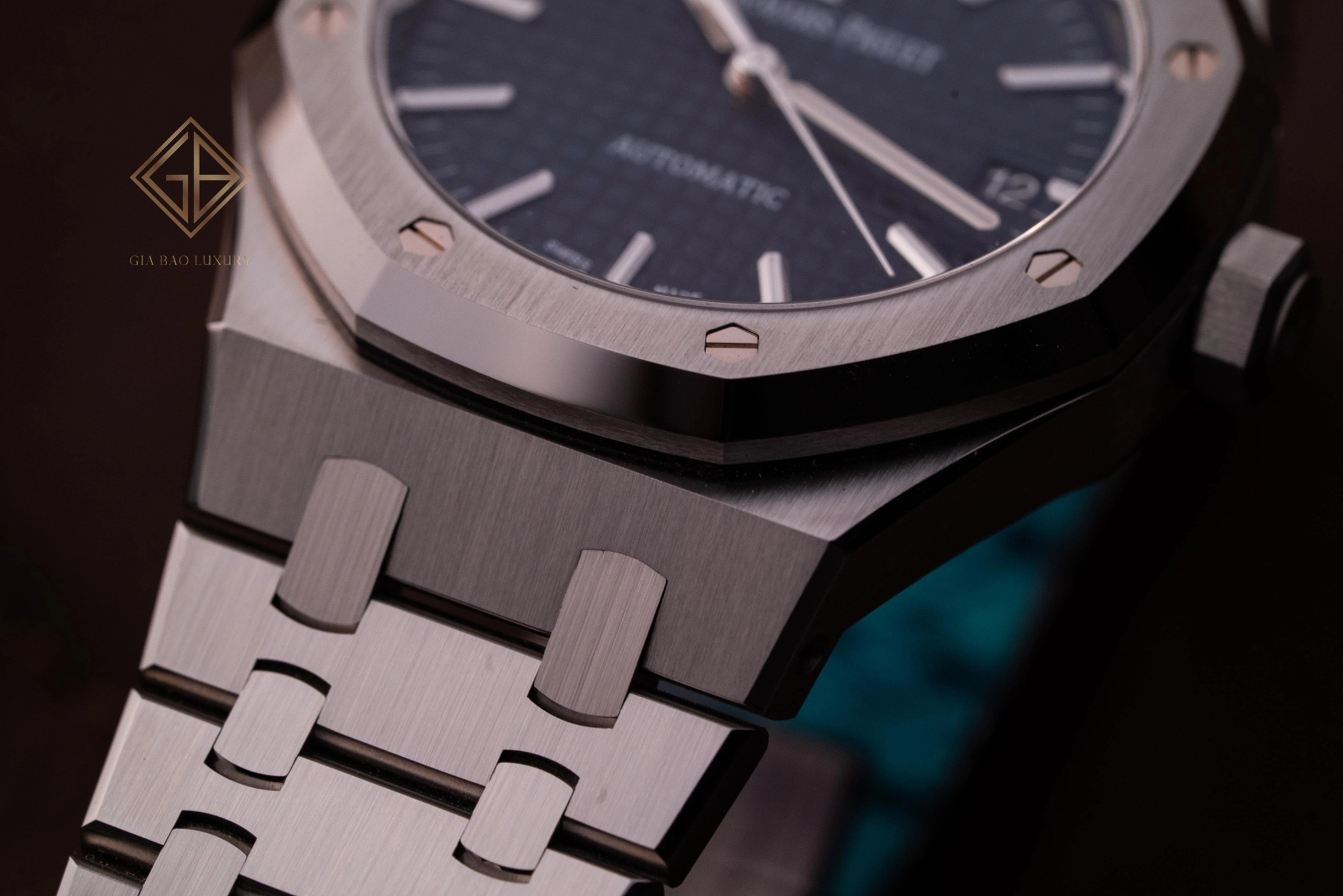 Audemars Piguet Royal Oak 15450ST: tỷ lệ 37 mm: đường vát đánh bóng trên vành và mắt dây