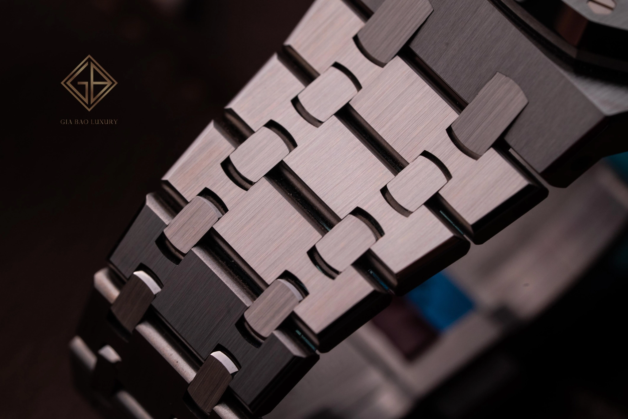 Audemars Piguet Royal Oak 15450ST: tỷ lệ 37 mm: cấu trúc mắt dây Royal Oak nhìn gần