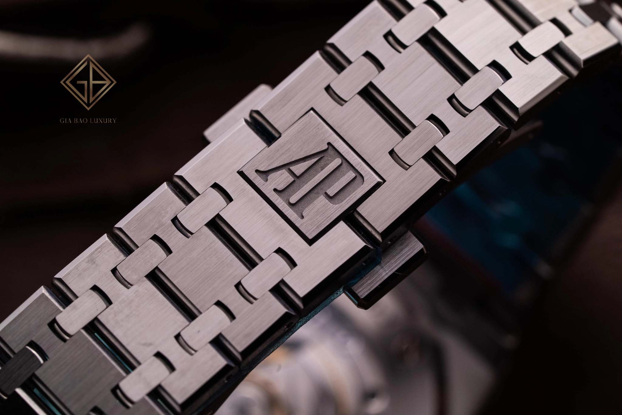 Audemars Piguet Royal Oak 15450ST: tỷ lệ 37 mm: khóa gập tích hợp trên dây thép