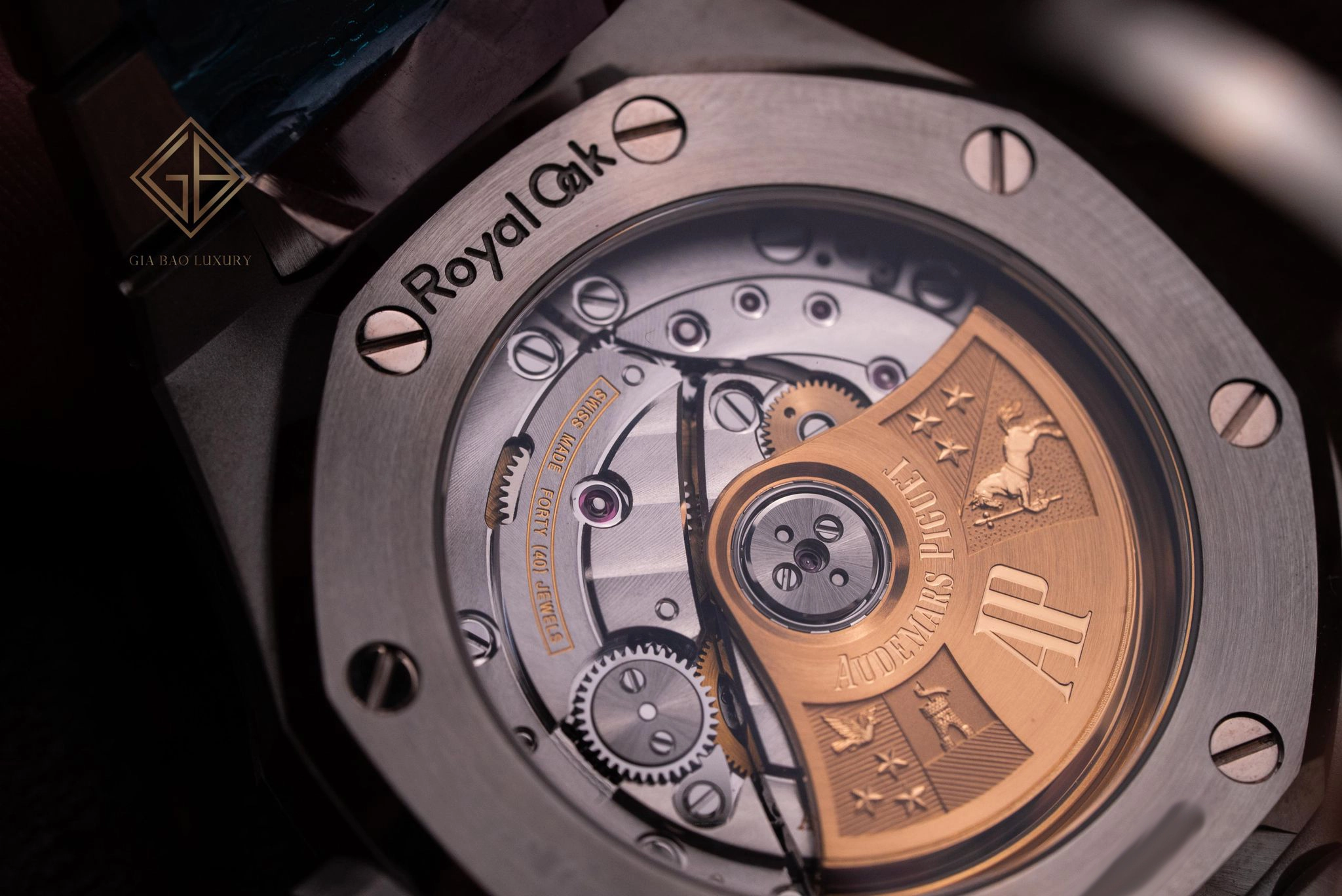 Audemars Piguet Royal Oak 15450ST: tỷ lệ 37 mm: calibre 3120 và rotor vàng qua đáy sapphire