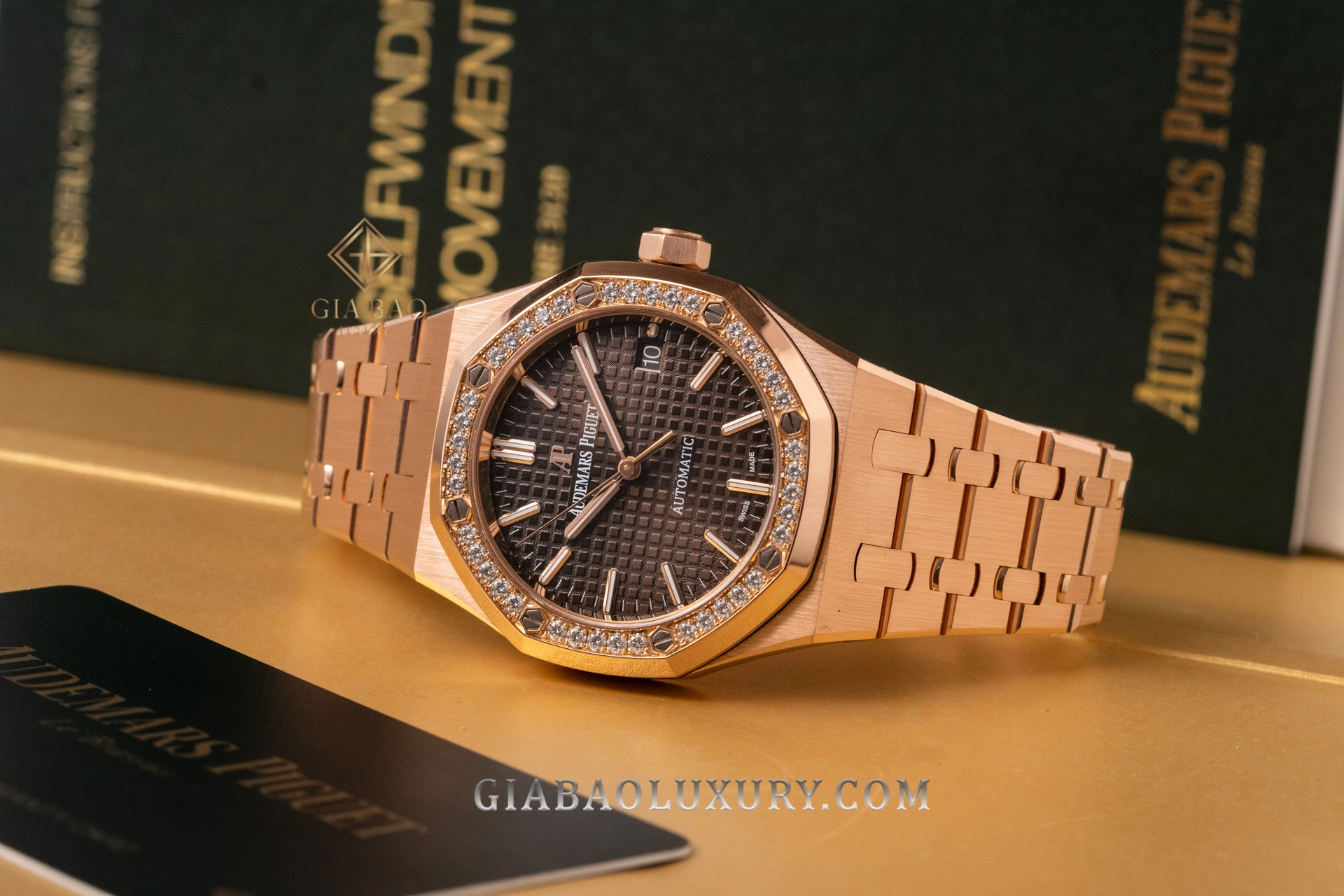 Audemars Piguet Royal Oak 15451OR 37 mm: Mặt Grande Tapisserie nâu và vành kim cương