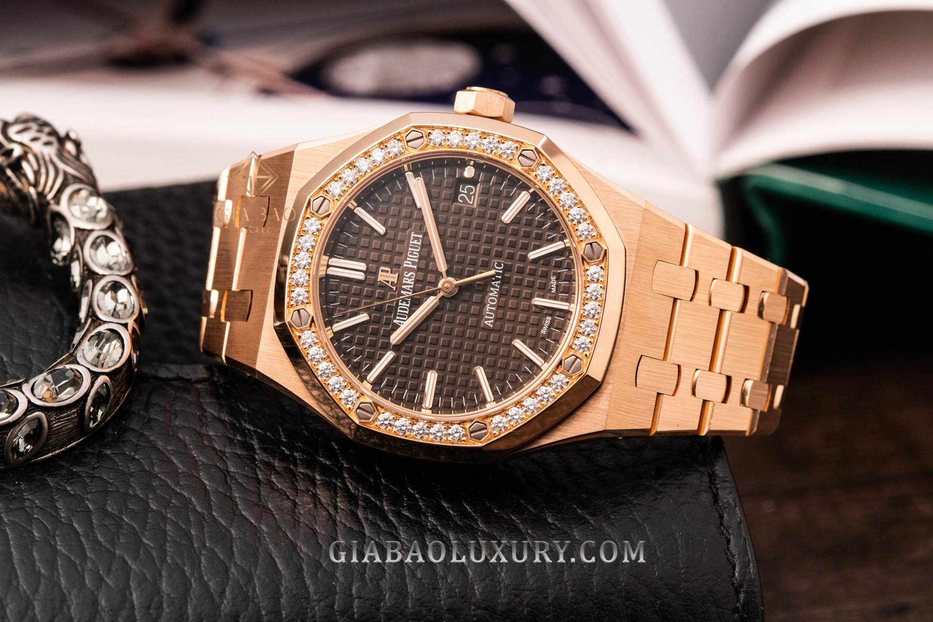 Audemars Piguet Royal Oak 15451OR 37 mm: Vành tám cạnh nạm kim cương brilliant-cut