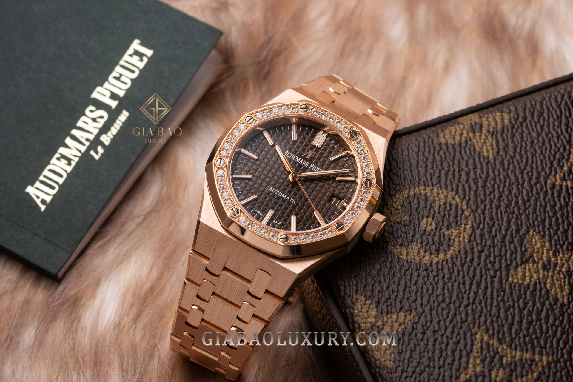 Audemars Piguet Royal Oak 15451OR 37 mm: Dây vàng hồng tích hợp và khóa