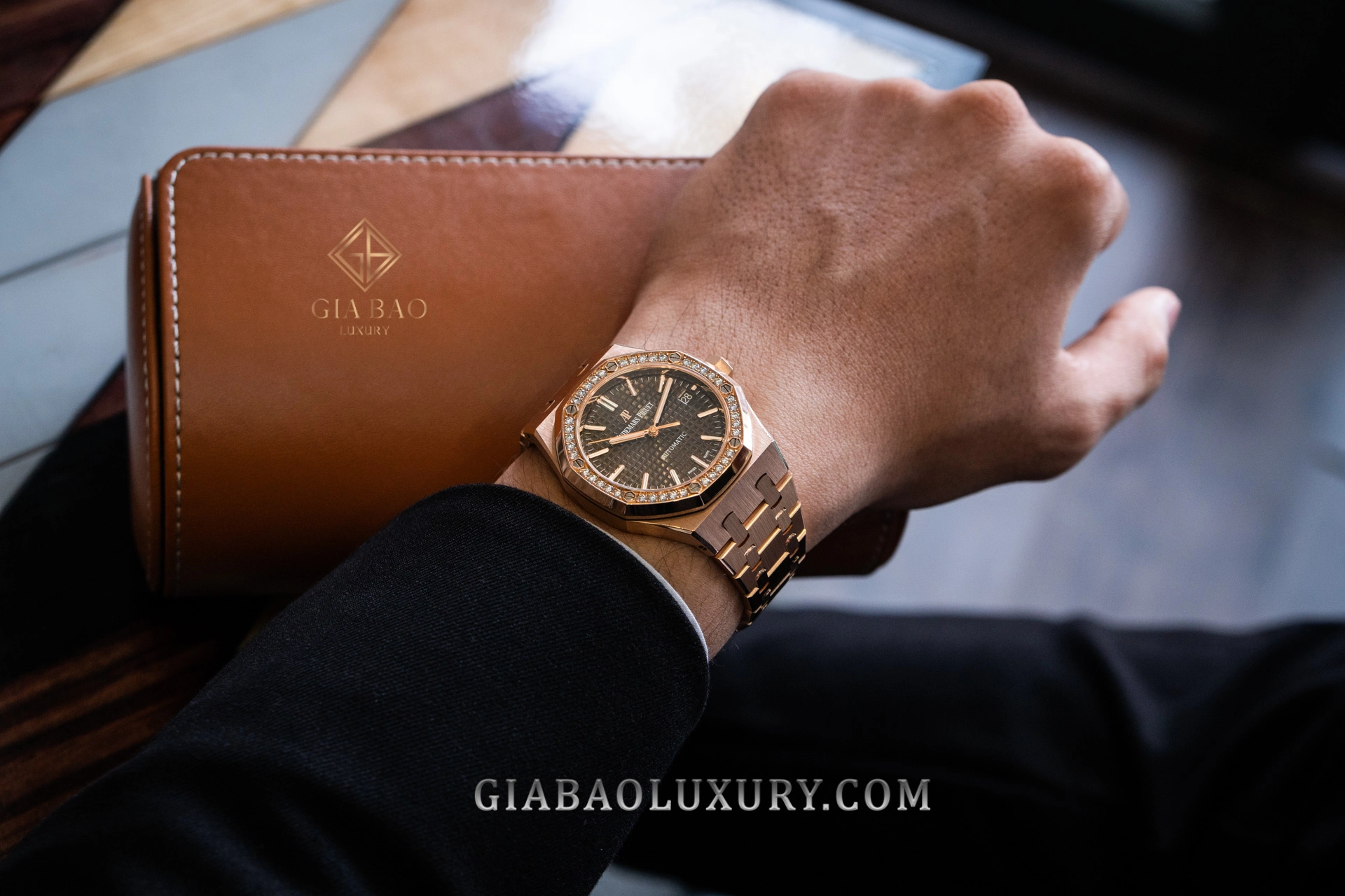 Audemars Piguet Royal Oak 15451OR 37 mm: Calibre 3120 qua đáy sapphire