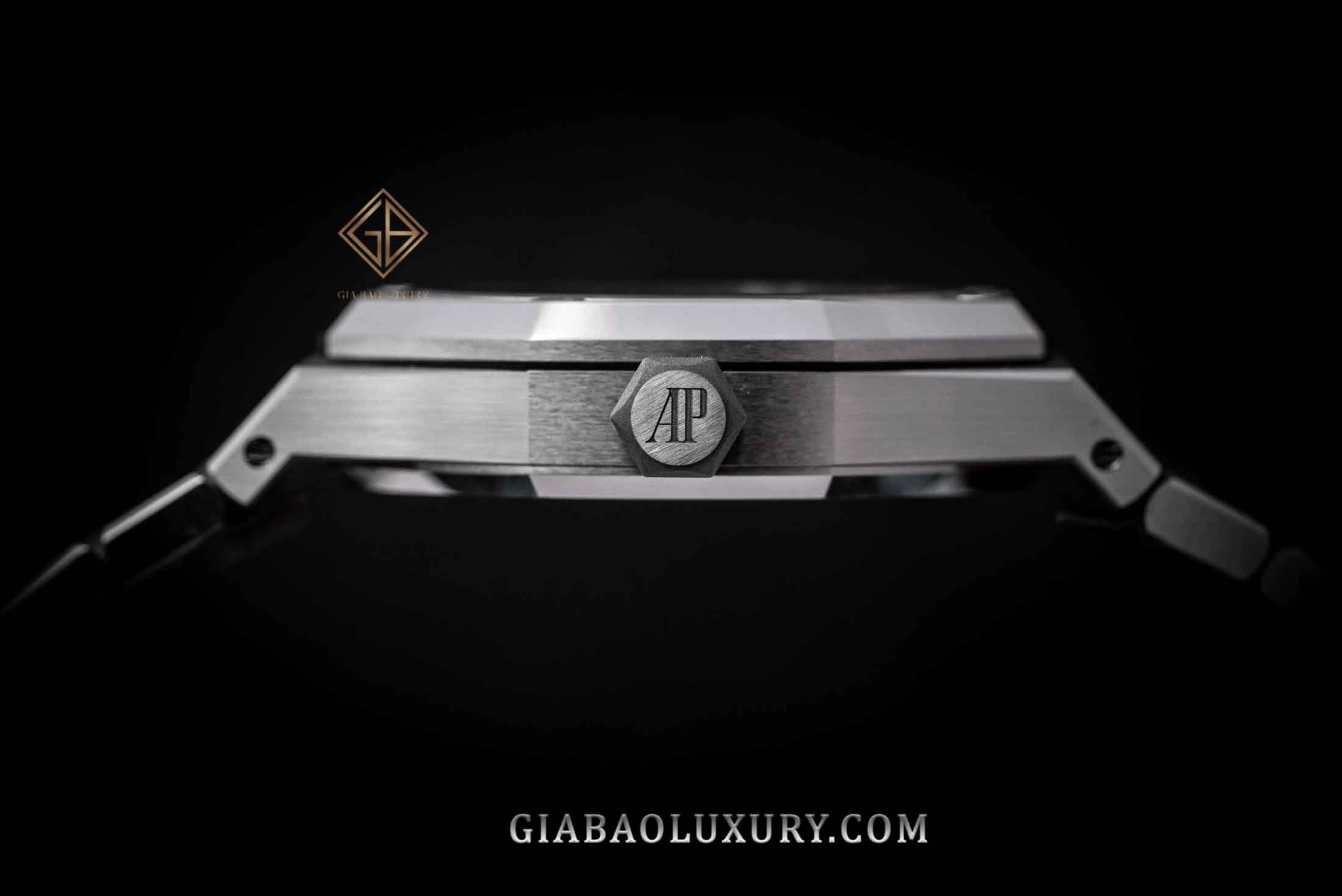 Audemars Piguet Royal Oak 15451ST 37 mm: cạnh vỏ thép, núm chỉnh và bezel kim cương