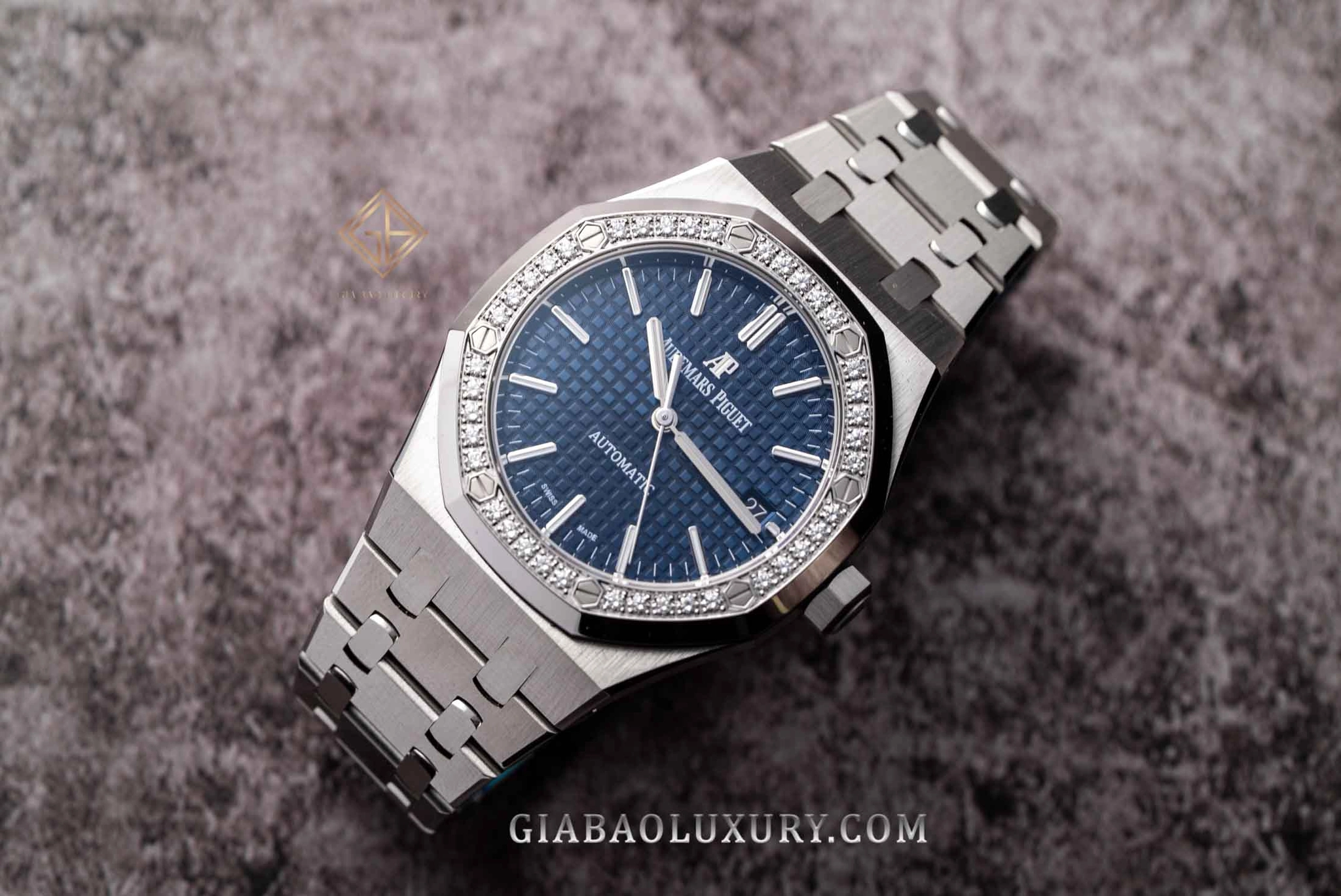 Audemars Piguet Royal Oak 15451ST 37 mm: mặt số xanh và dây thép tích hợp