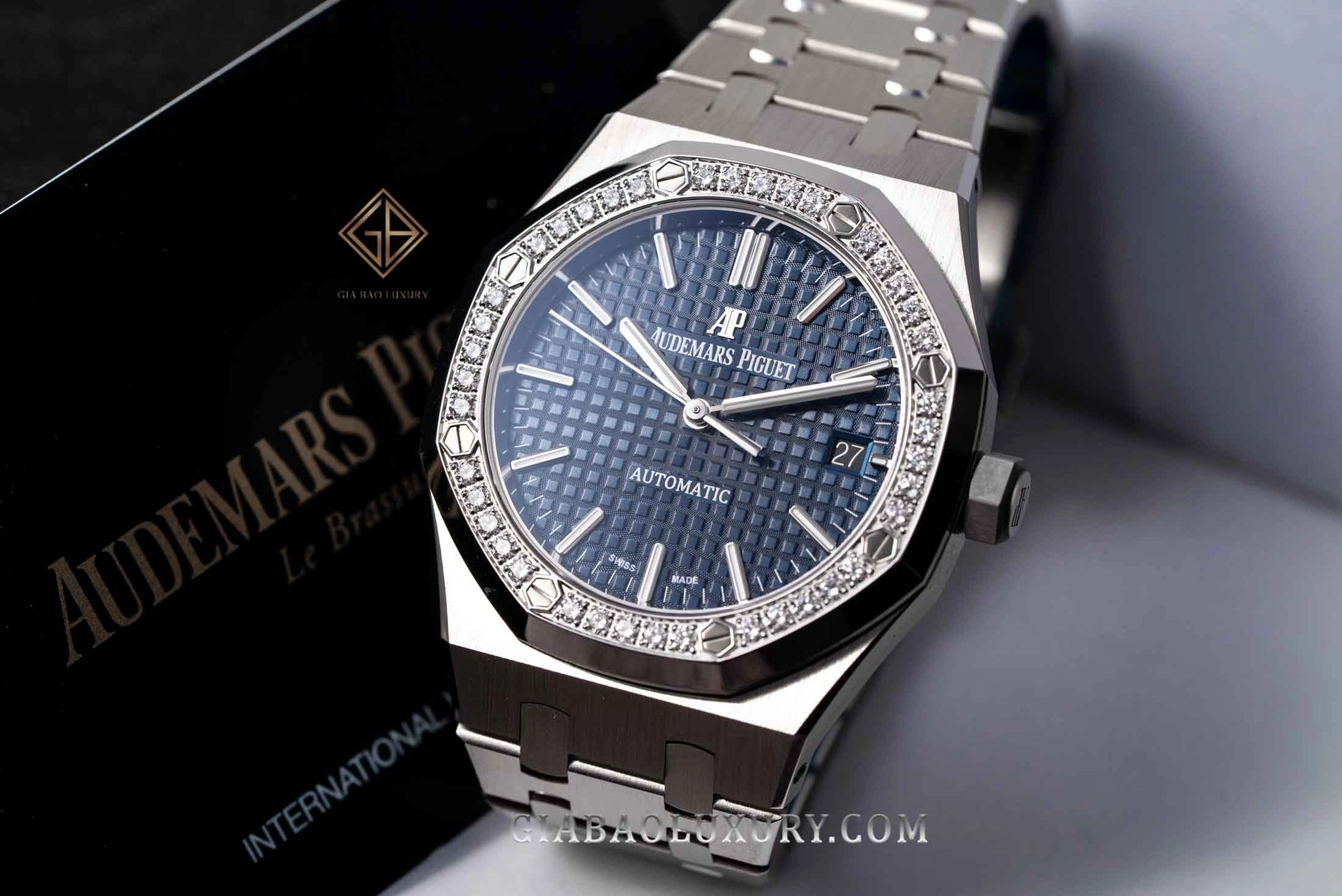 Audemars Piguet Royal Oak 15451ST 37 mm: toàn cảnh mặt số xanh Grande Tapisserie
