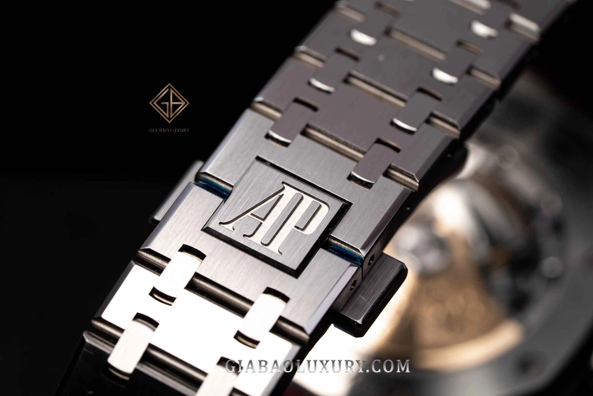 Audemars Piguet Royal Oak 15451ST 37 mm: khóa gập và các mắt dây thép