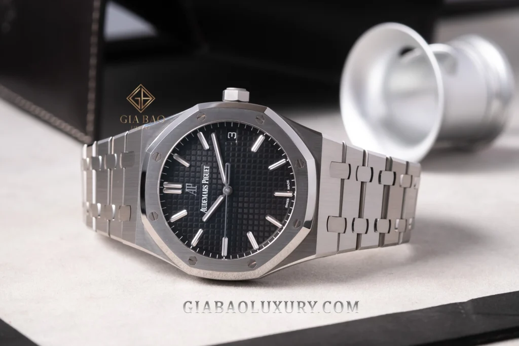 Royal Oak 15500ST và 15400ST khác nhau thế nào?: Royal Oak Selfwinding bằng thép với dây tích hợp