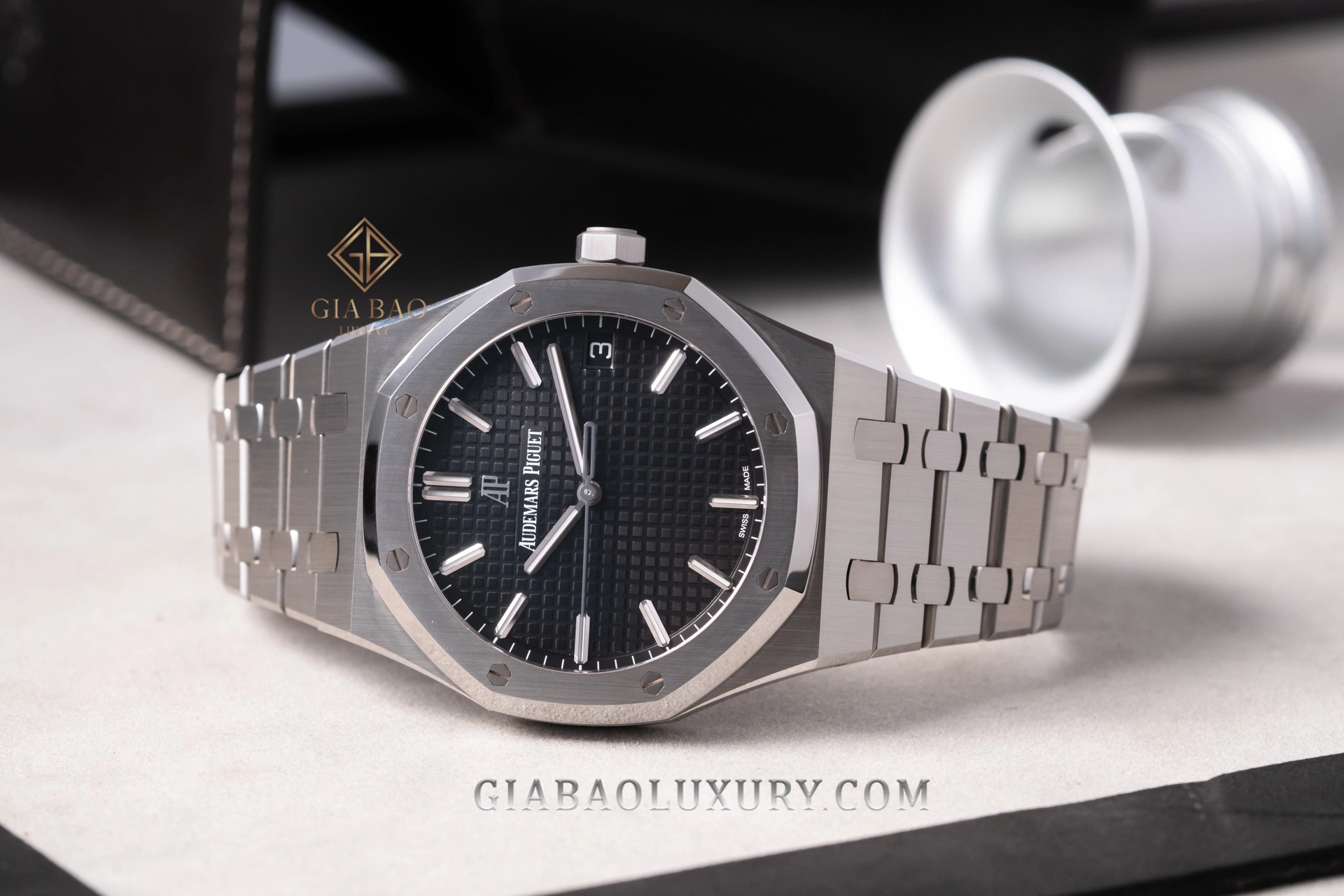 Royal Oak 15500ST và 15400ST khác nhau thế nào?: Royal Oak Selfwinding bằng thép với dây tích hợp