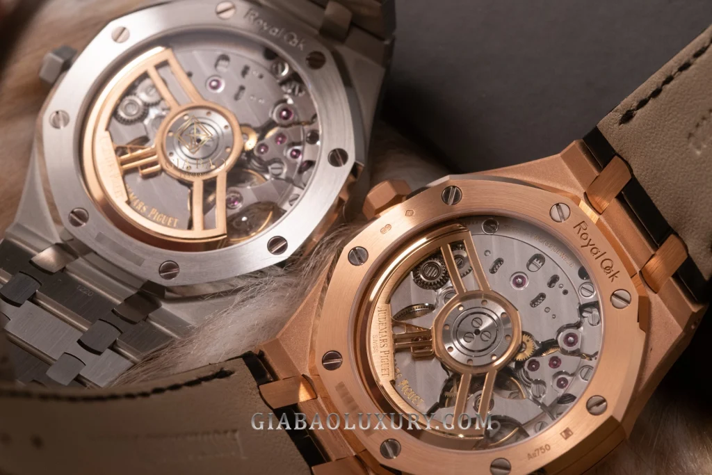 Royal Oak 15500ST và 15400ST khác nhau thế nào?: hai calibre Royal Oak Selfwinding nhìn qua đáy sapphire