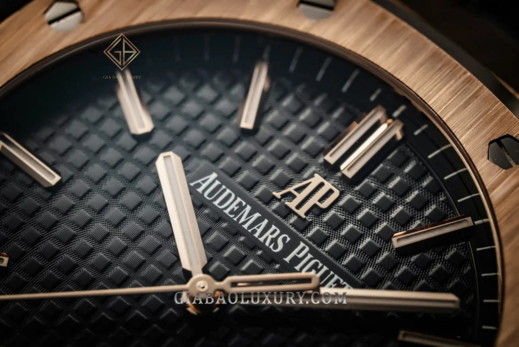 Royal Oak 15500ST và 15400ST khác nhau thế nào?: mặt số Tapisserie và vị trí lịch trên Royal Oak 41 mm