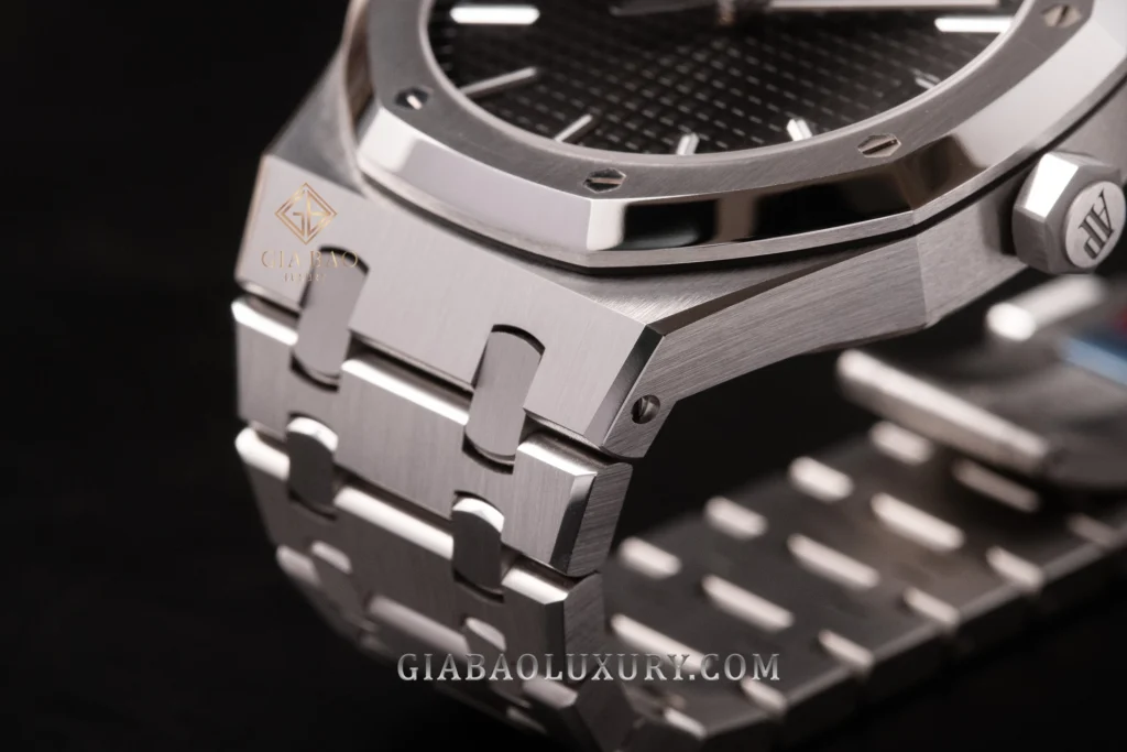 Royal Oak 15500ST và 15400ST khác nhau thế nào?: giao tuyến chải xước và đánh bóng giữa vỏ với dây
