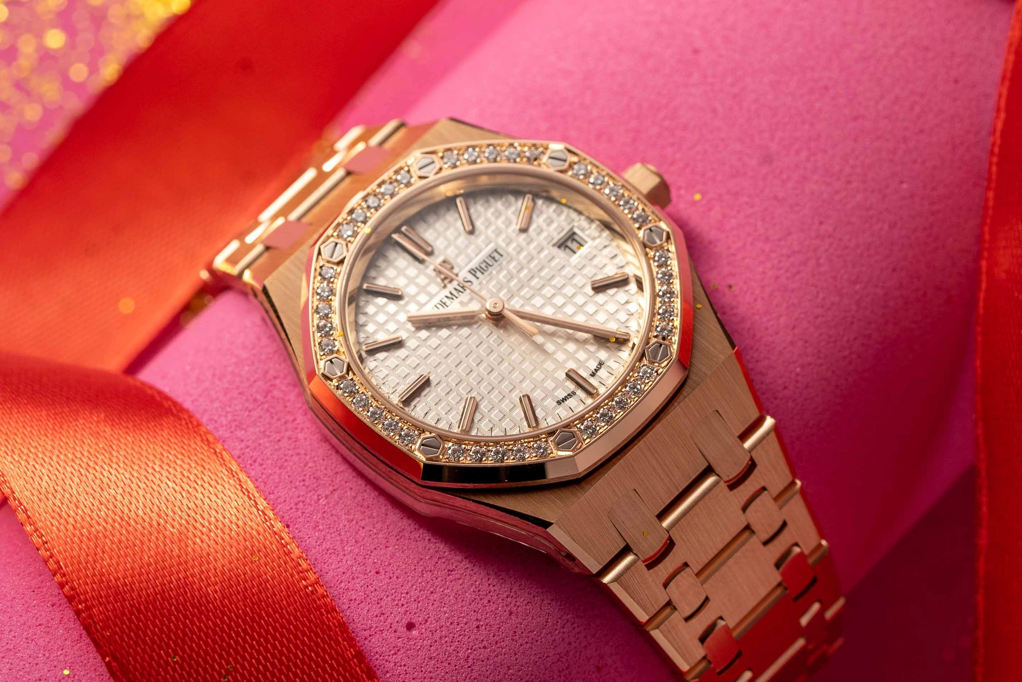 Audemars Piguet Royal Oak 77351OR 34 mm: Bezel 40 kim cương bao quanh mặt số bạc