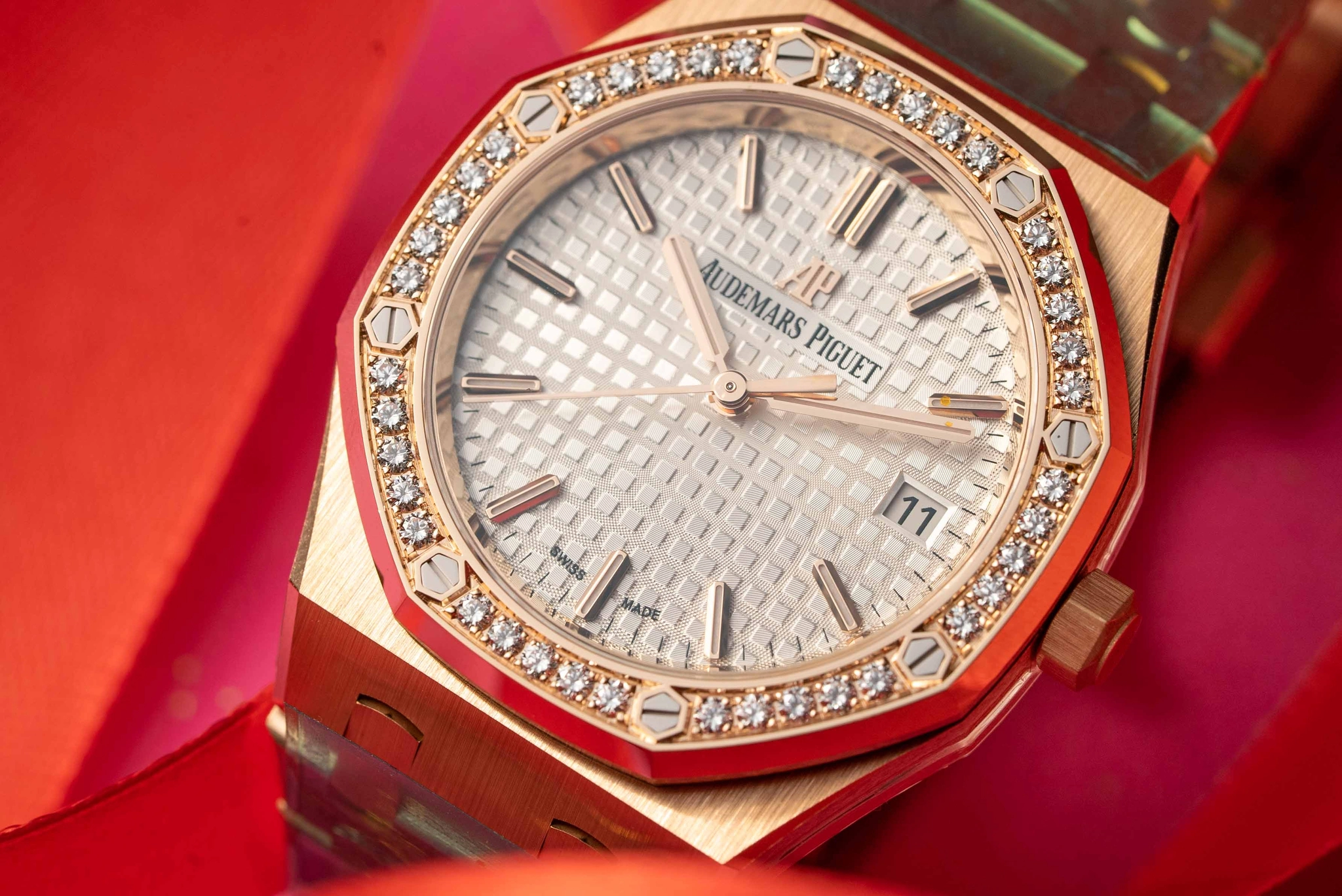 Audemars Piguet Royal Oak 77351OR 34 mm: Dây vàng hồng tích hợp với các mắt thuôn dần