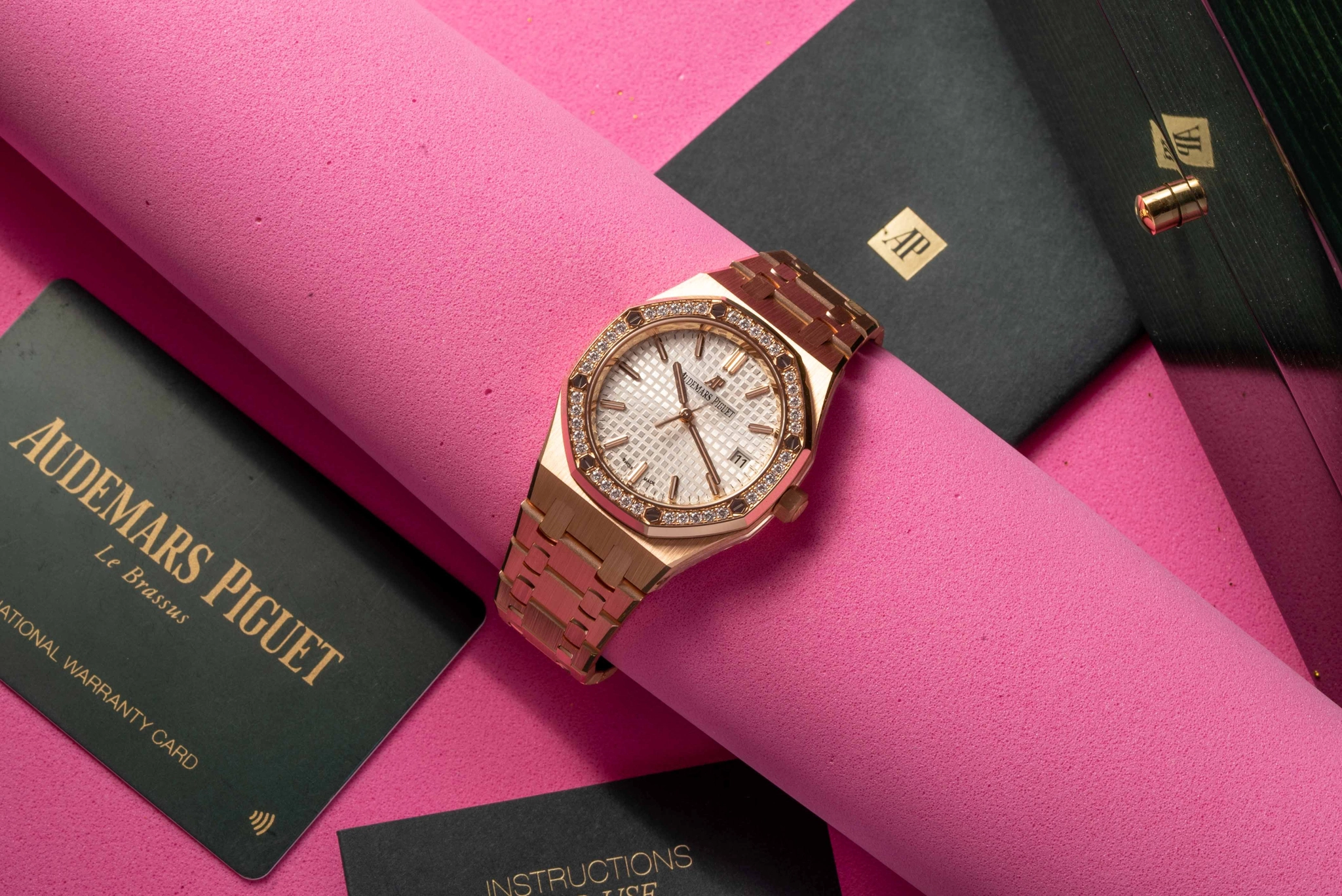 Audemars Piguet Royal Oak 77351OR 34 mm: Royal Oak 34 mm trên cổ tay trong tư liệu Gia Bảo