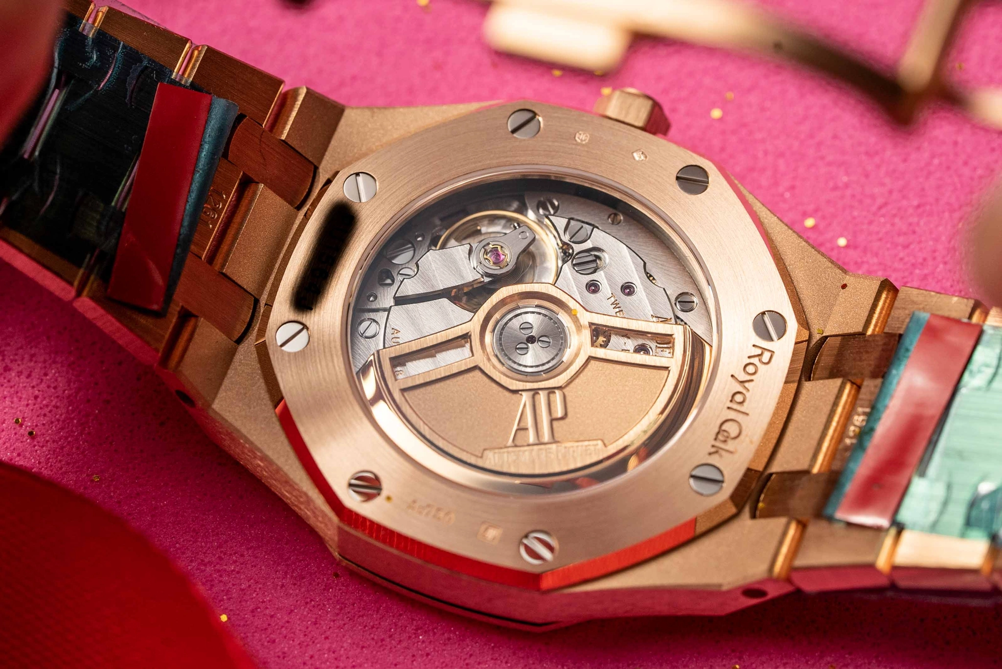 Audemars Piguet Royal Oak 77351OR 34 mm: Calibre 5800 và rotor vàng qua đáy sapphire