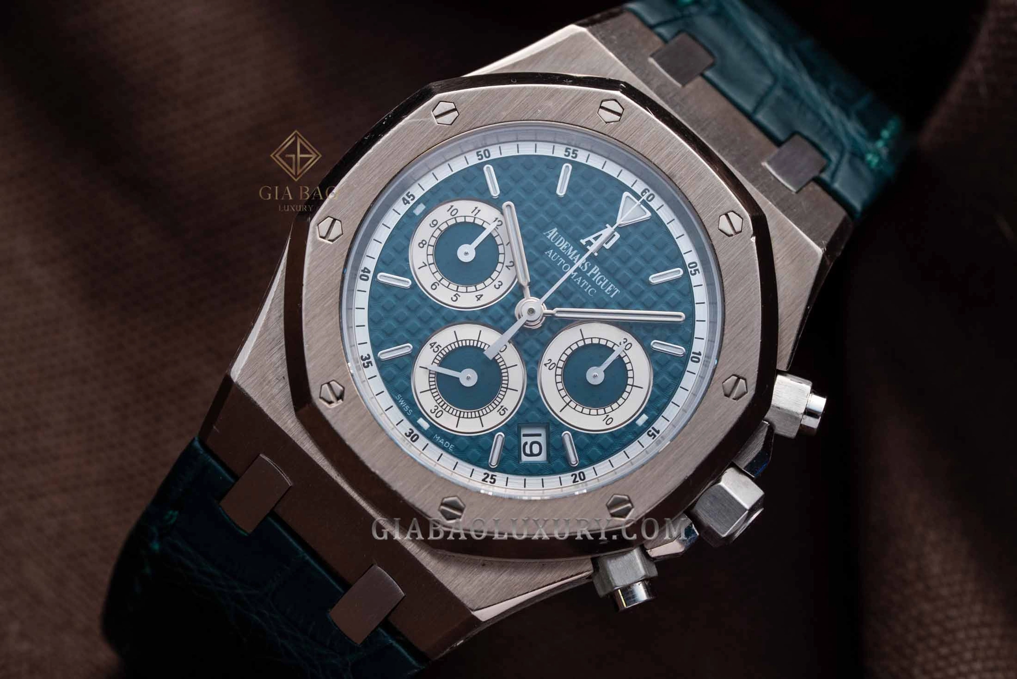 Audemars Piguet Royal Oak Chronograph 26022BC vàng trắng: Mặt số Grande Tapisserie xanh trong ảnh gốc của Gia Bảo