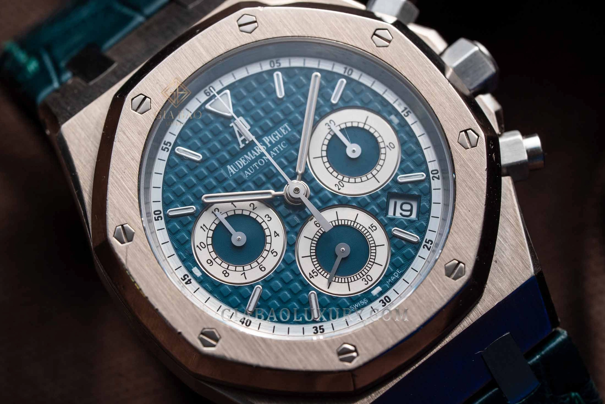 Audemars Piguet Royal Oak Chronograph 26022BC vàng trắng: Bố cục ba mặt số phụ và cửa sổ lịch ngày