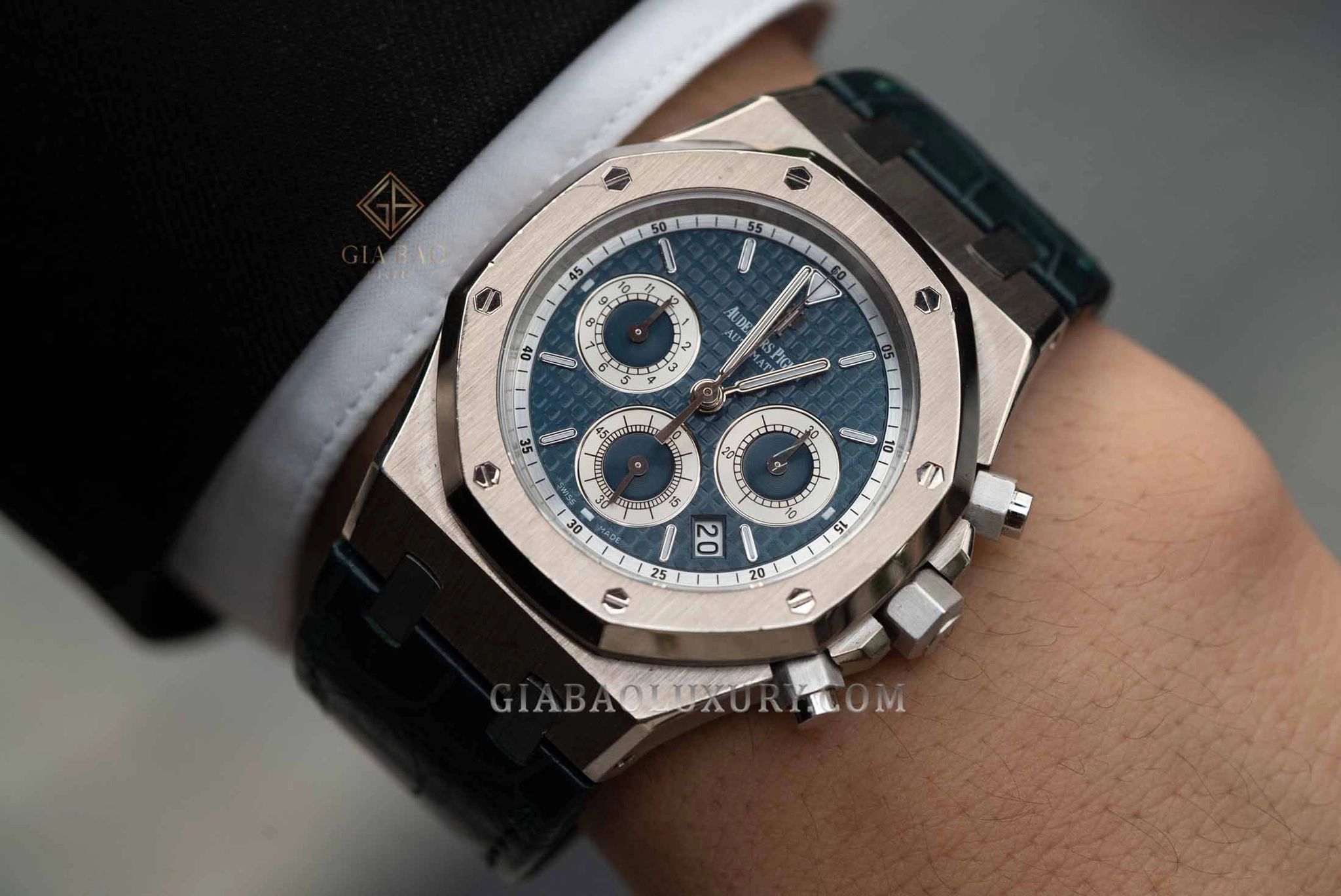 Audemars Piguet Royal Oak Chronograph 26022BC vàng trắng: Vỏ Royal Oak Chronograph quan sát ở góc nghiêng