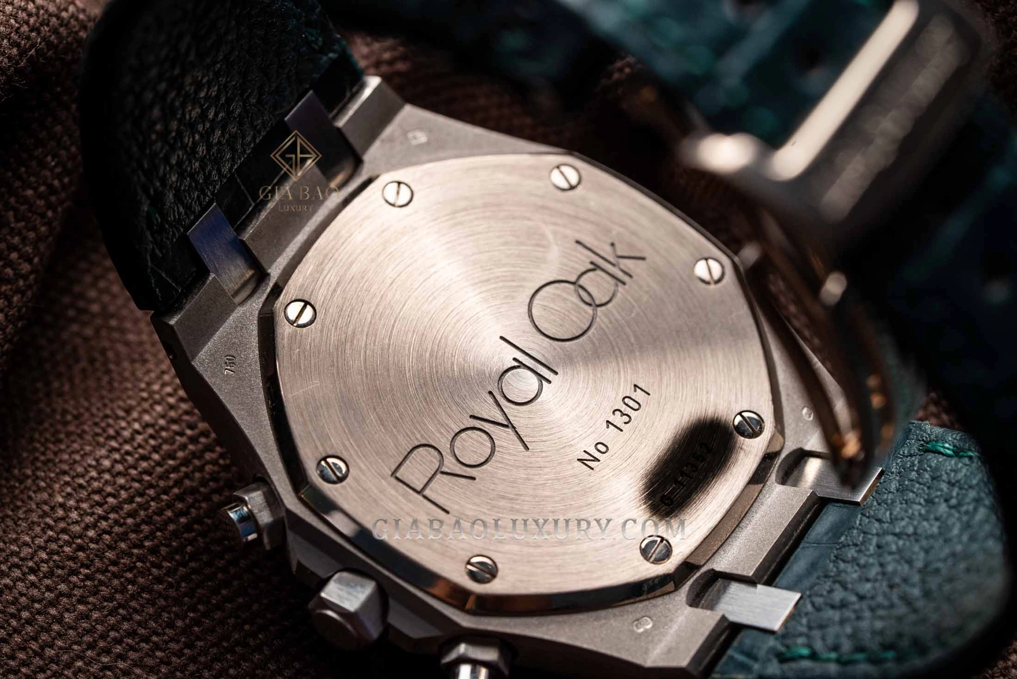 Audemars Piguet Royal Oak Chronograph 26022BC vàng trắng: Bề mặt bezel bát giác và các vít lục giác