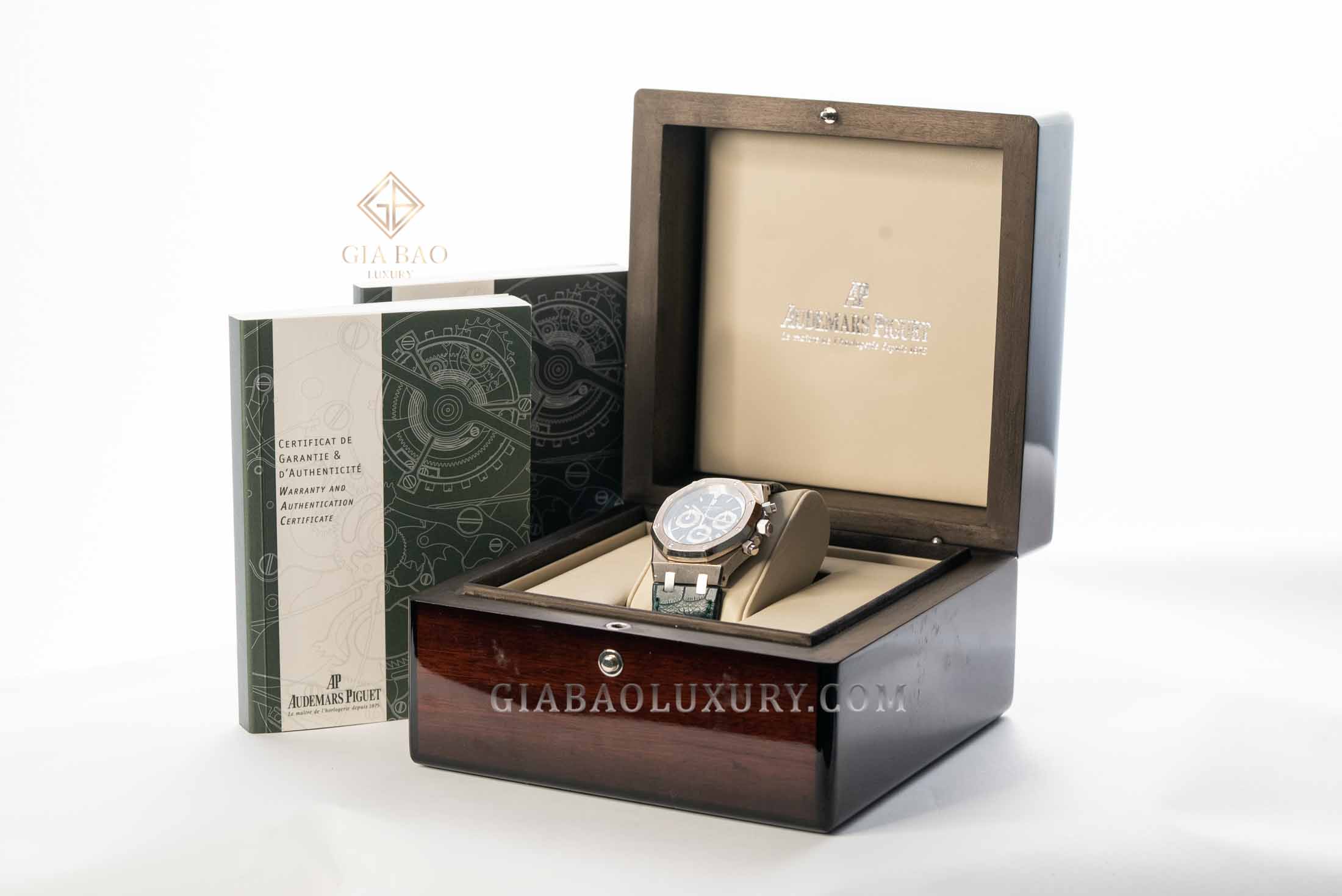 Audemars Piguet Royal Oak Chronograph 26022BC vàng trắng: Royal Oak Chronograph trên dây da trong tư liệu gốc