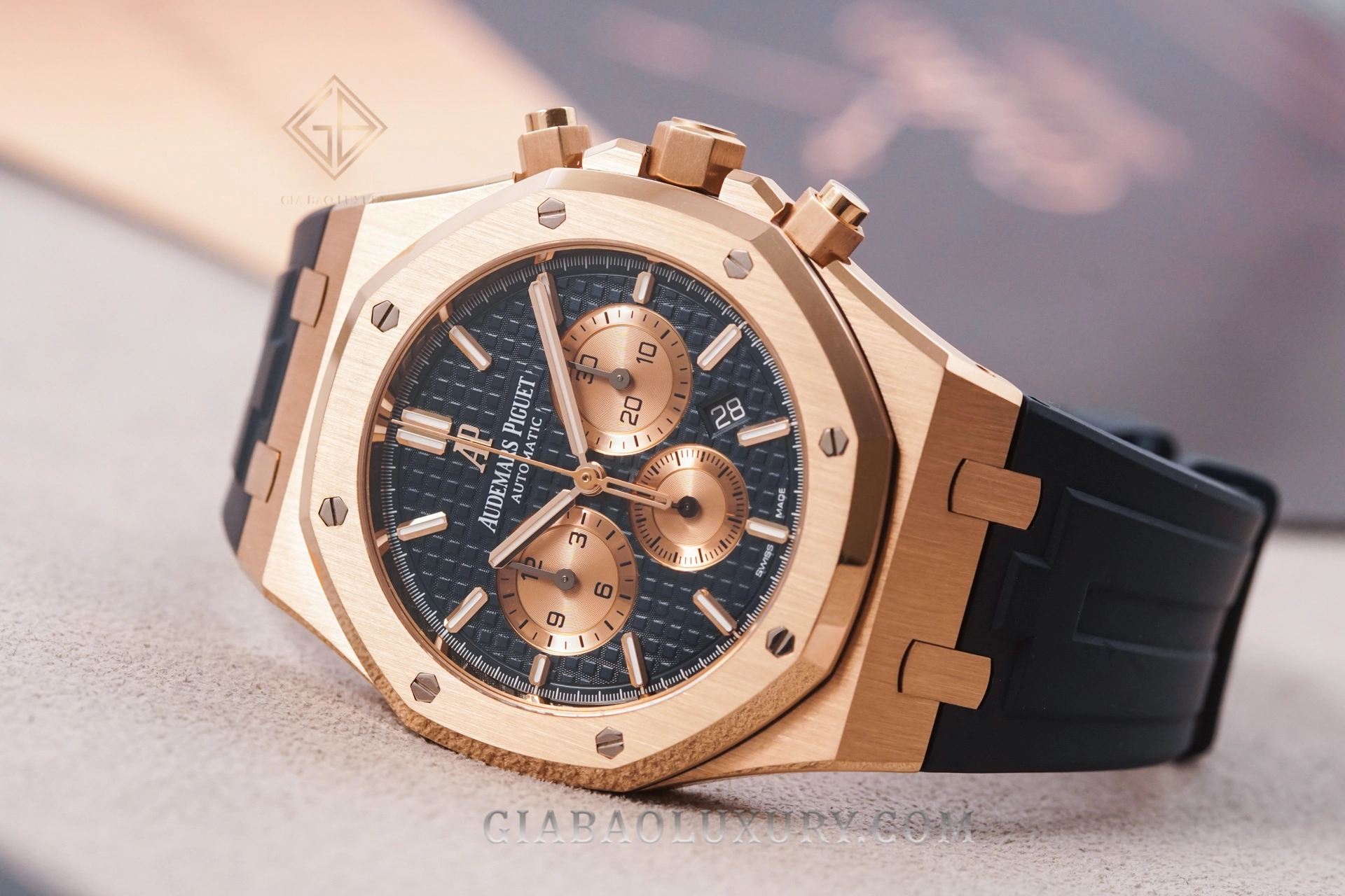 Audemars Piguet Royal Oak Chronograph 26331OR: Royal Oak Chronograph 26331OR bằng vàng hồng trên dây cao su