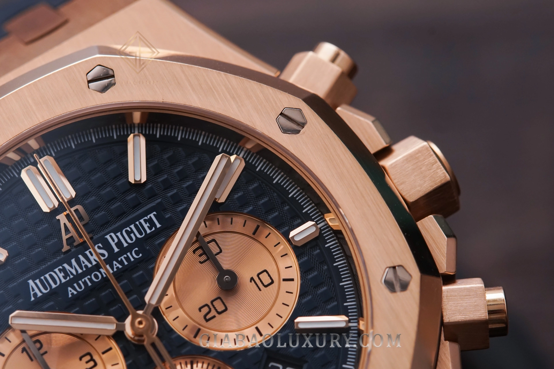 Audemars Piguet Royal Oak Chronograph 26331OR: mặt số Grande Tapisserie xanh và ba bộ đếm vàng hồng