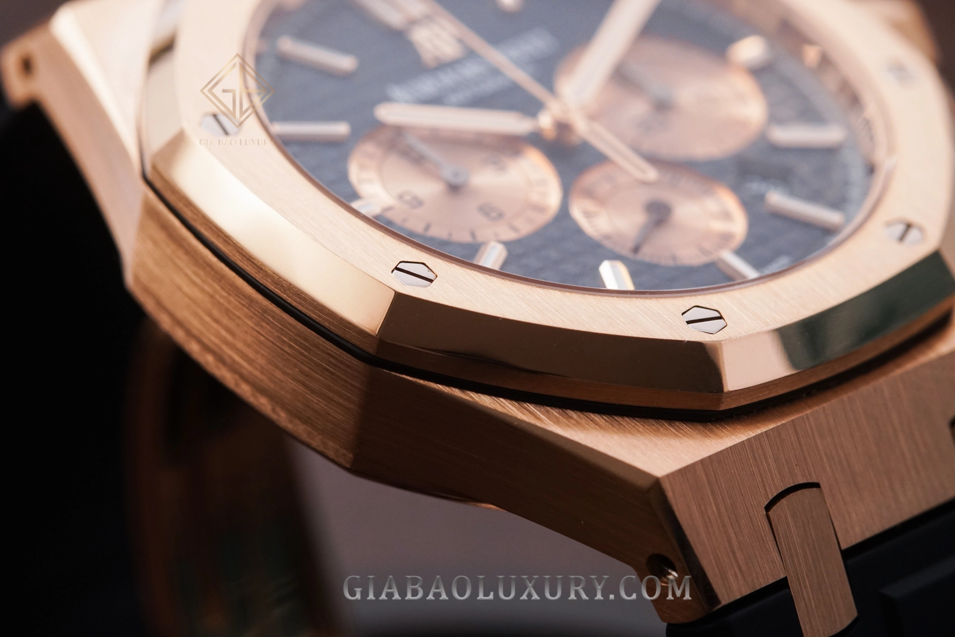 Audemars Piguet Royal Oak Chronograph 26331OR: tương phản đánh bóng và chải xước trên vỏ Royal Oak