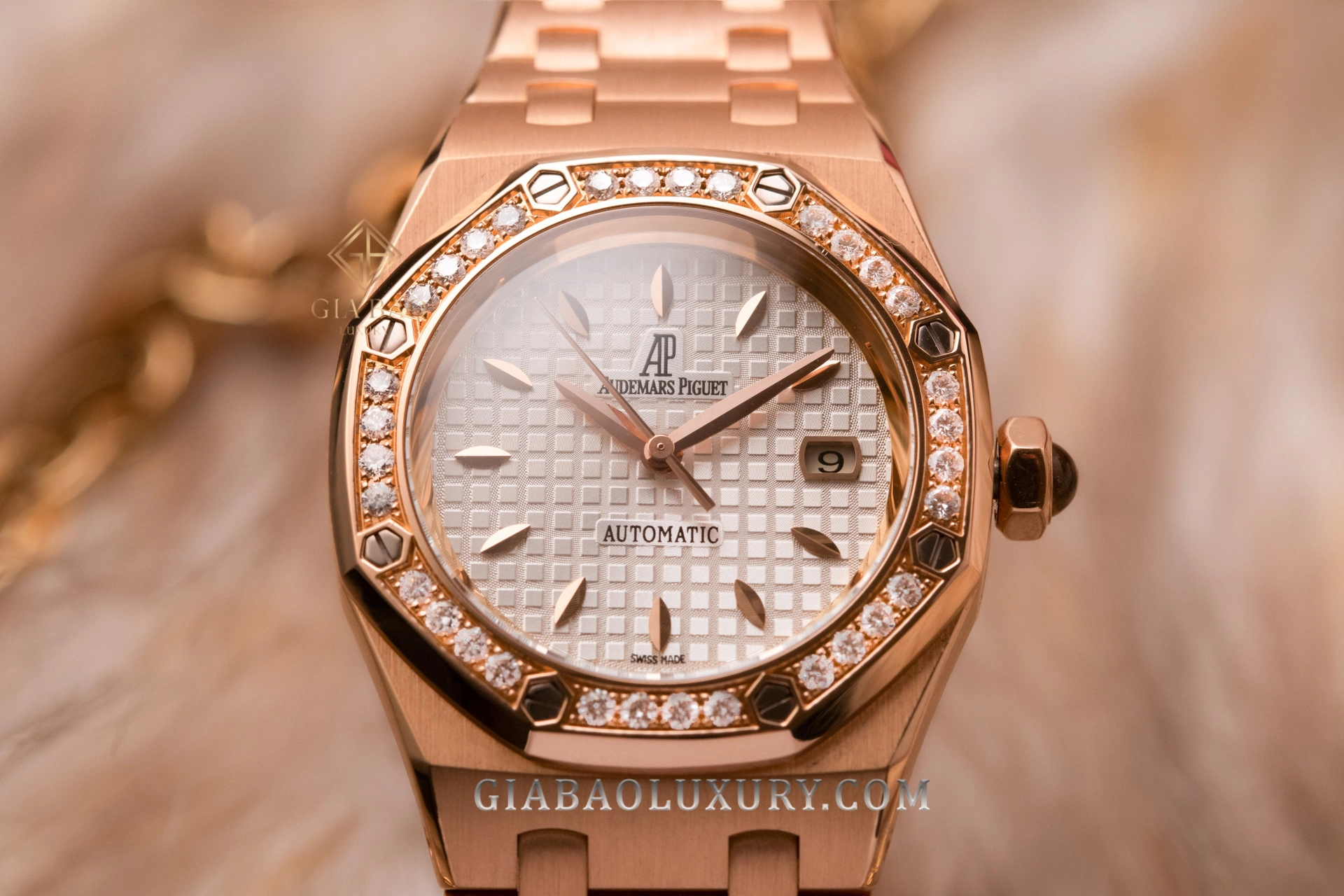 Audemars Piguet Royal Oak Lady 77321OR: mặt số Grande Tapisserie và vành 32 kim cương của Royal Oak 77321OR