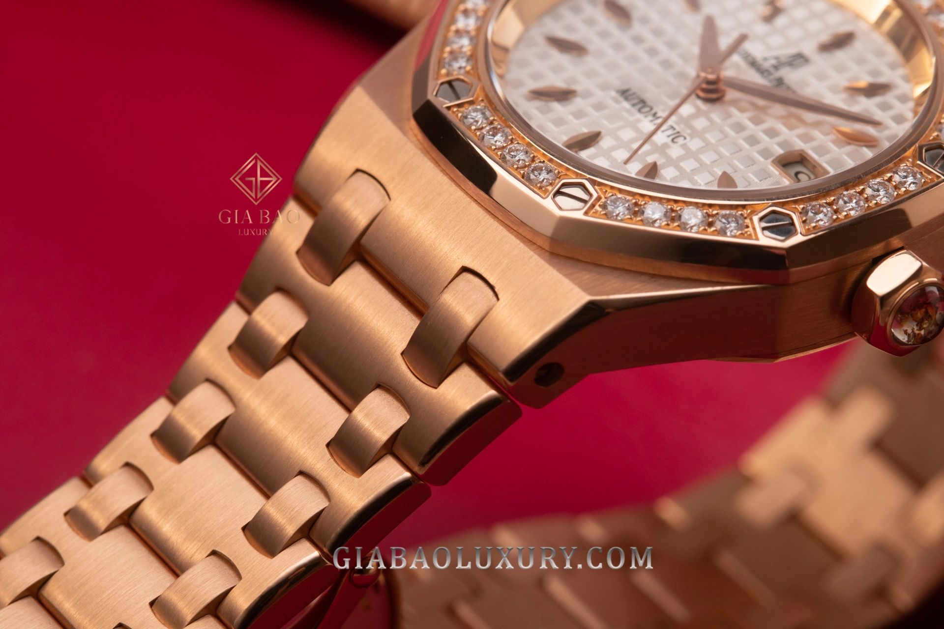 Audemars Piguet Royal Oak Lady 77321OR: cạnh vỏ vàng hồng cùng phần đầu dây tích hợp