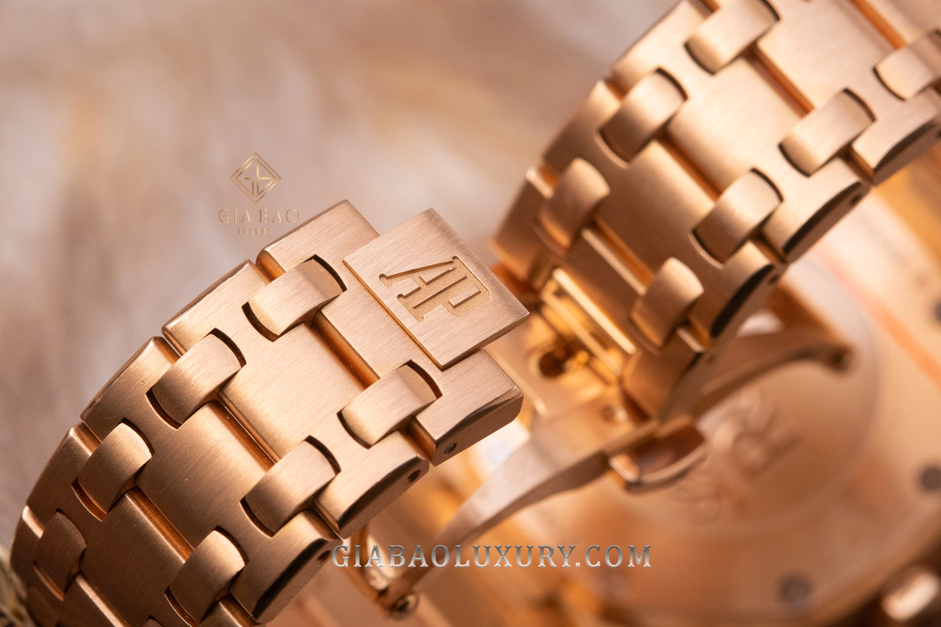 Audemars Piguet Royal Oak Lady 77321OR: khóa gập AP và hoàn thiện dây vàng hồng