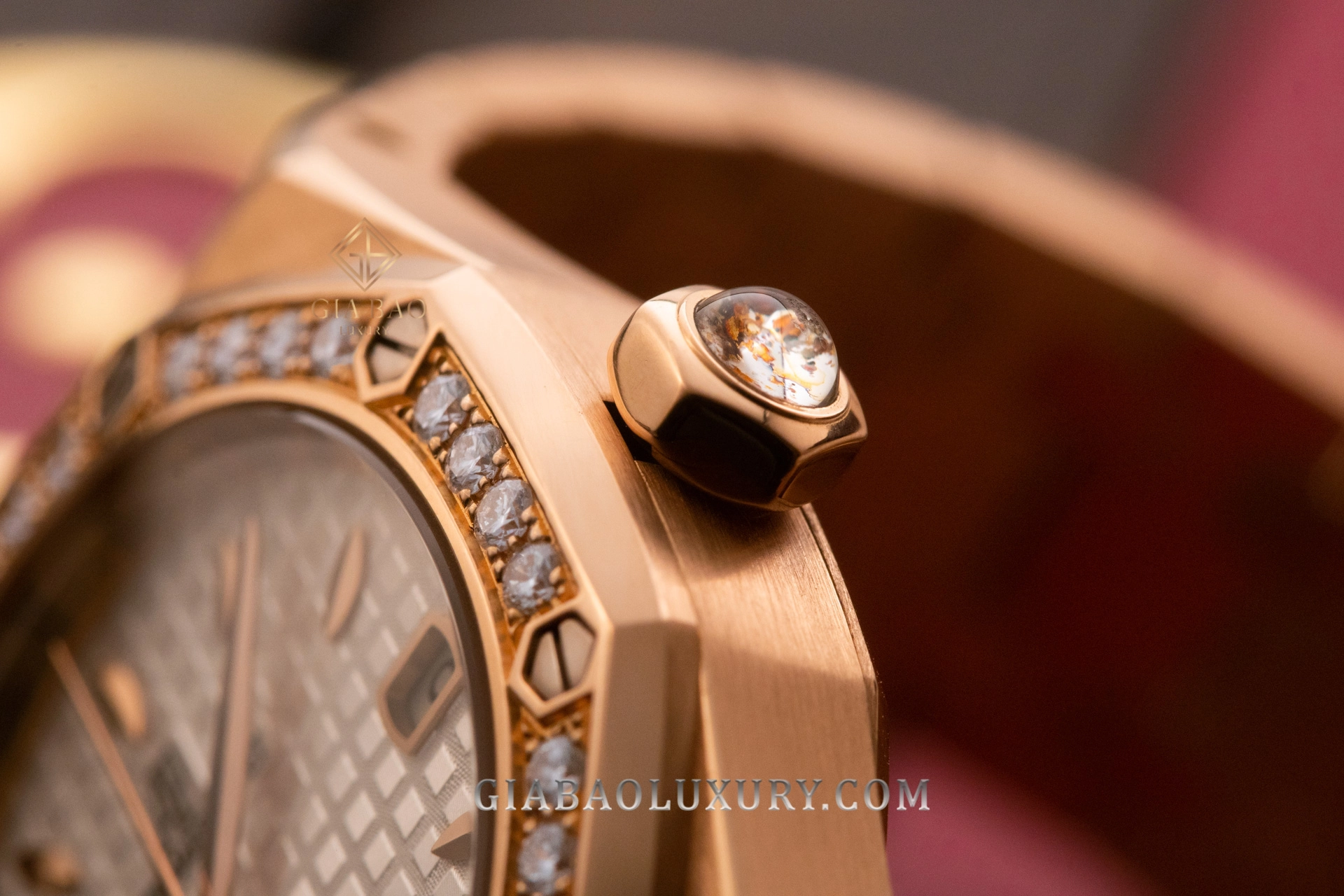 Audemars Piguet Royal Oak Lady 77321OR: núm chỉnh giờ gắn cabochon của Royal Oak Lady