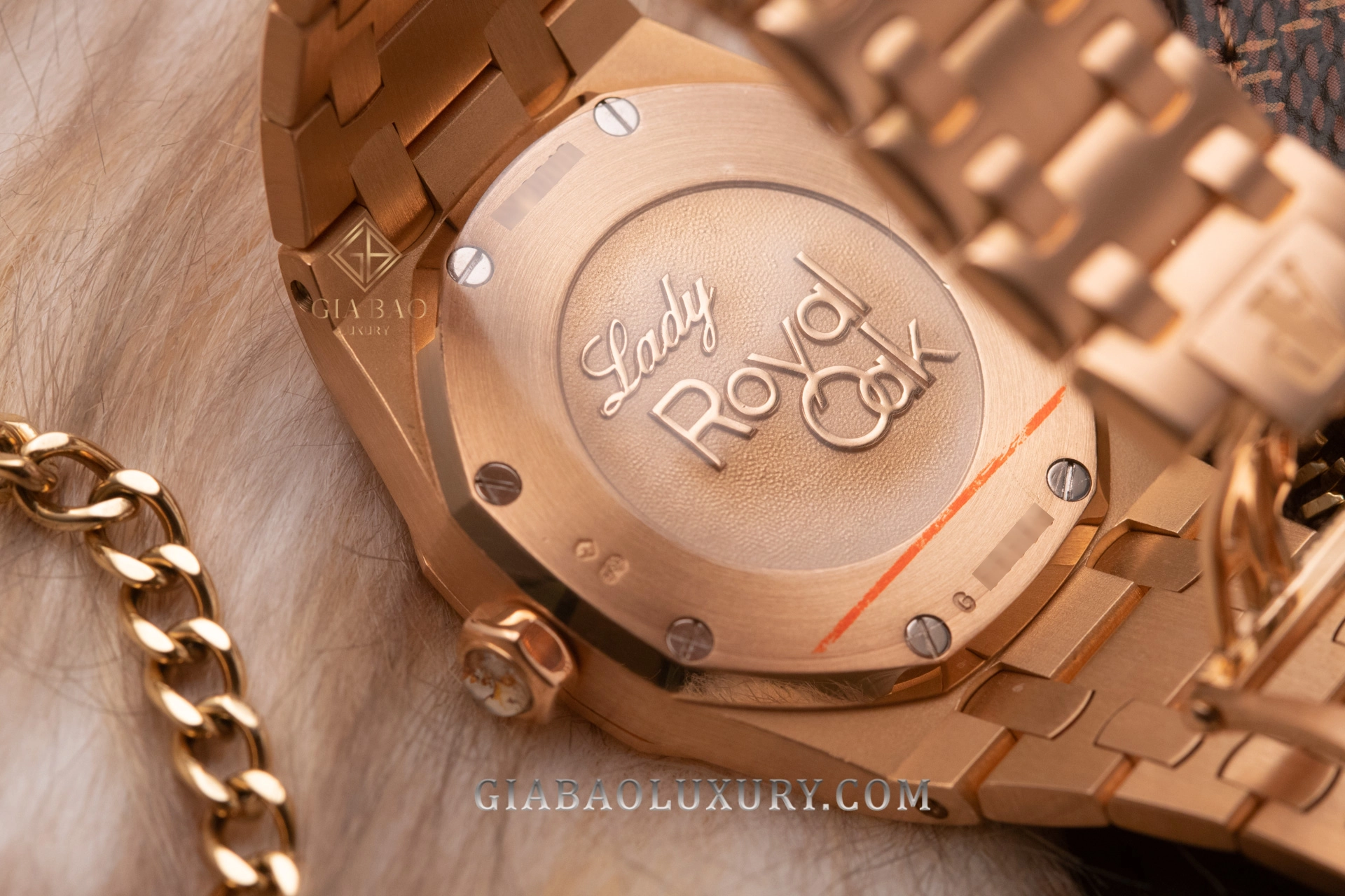 Audemars Piguet Royal Oak Lady 77321OR: đáy kín khắc Lady Royal Oak