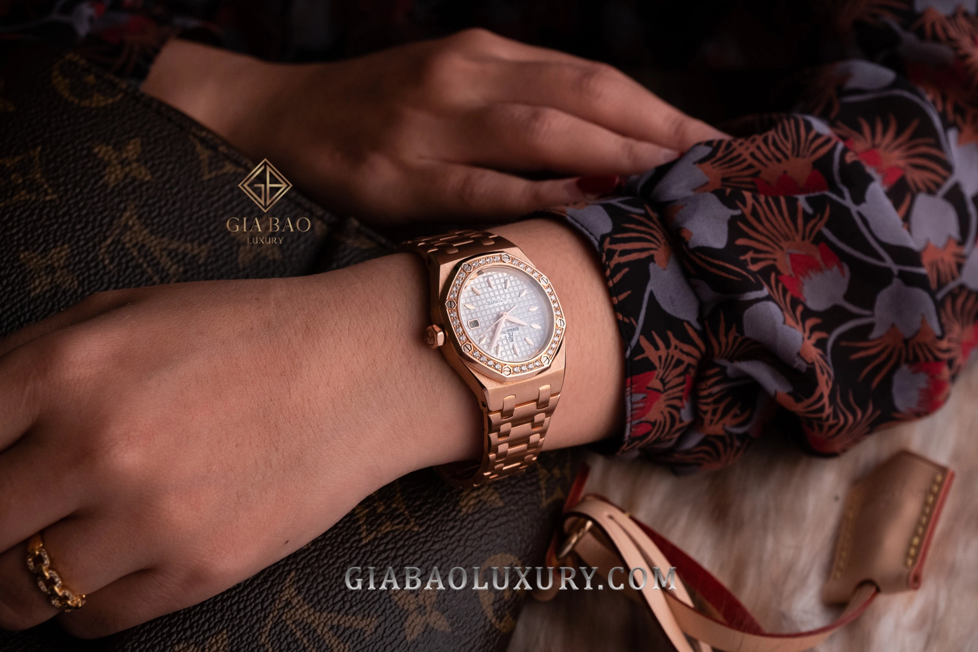 Audemars Piguet Royal Oak Lady 77321OR: tỷ lệ 33 mm của Royal Oak 77321OR trên cổ tay