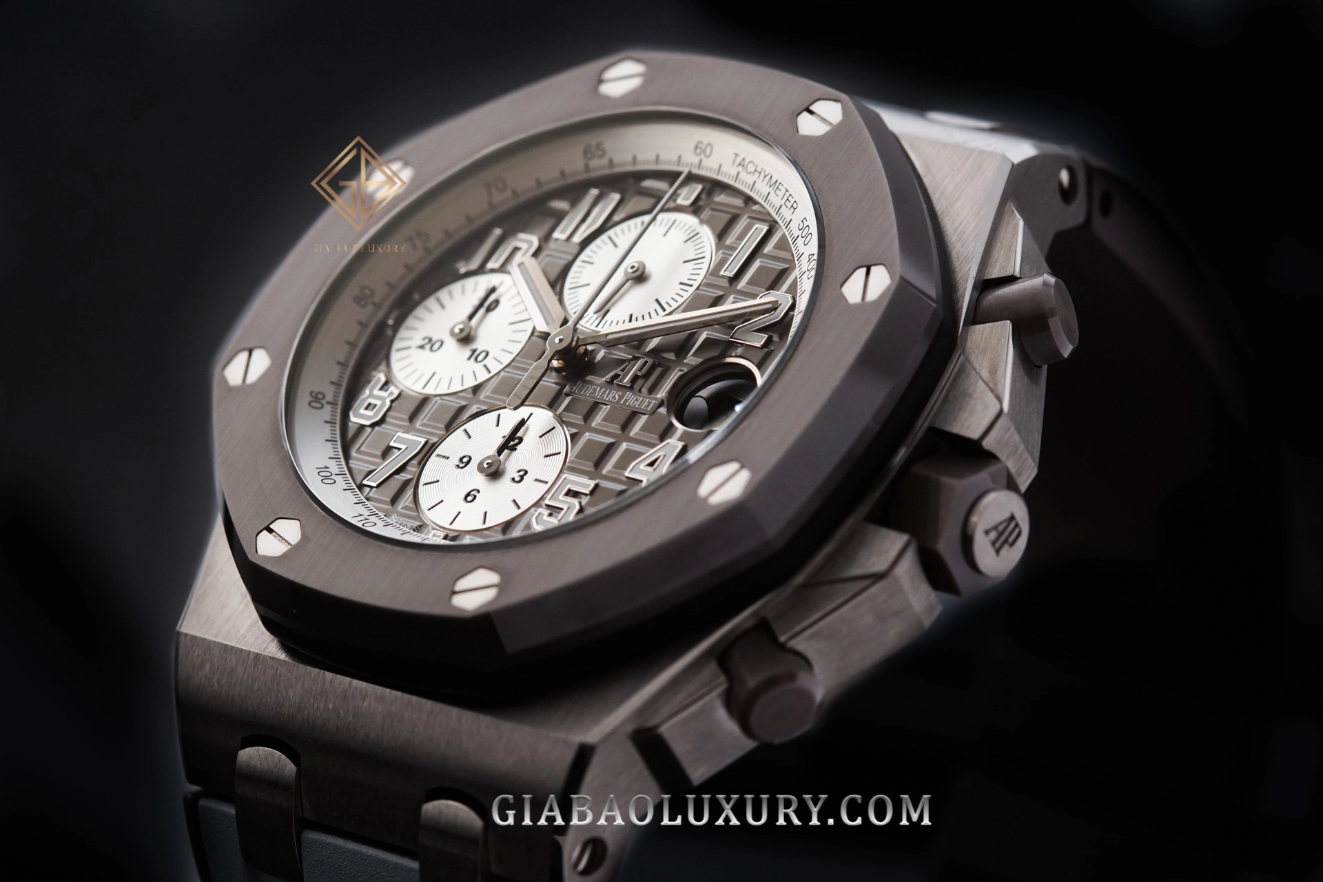 Audemars Piguet Royal Oak Offshore 26470IO titanium 42 mm: Royal Oak Offshore 26470IO bằng titanium nhìn chính diện