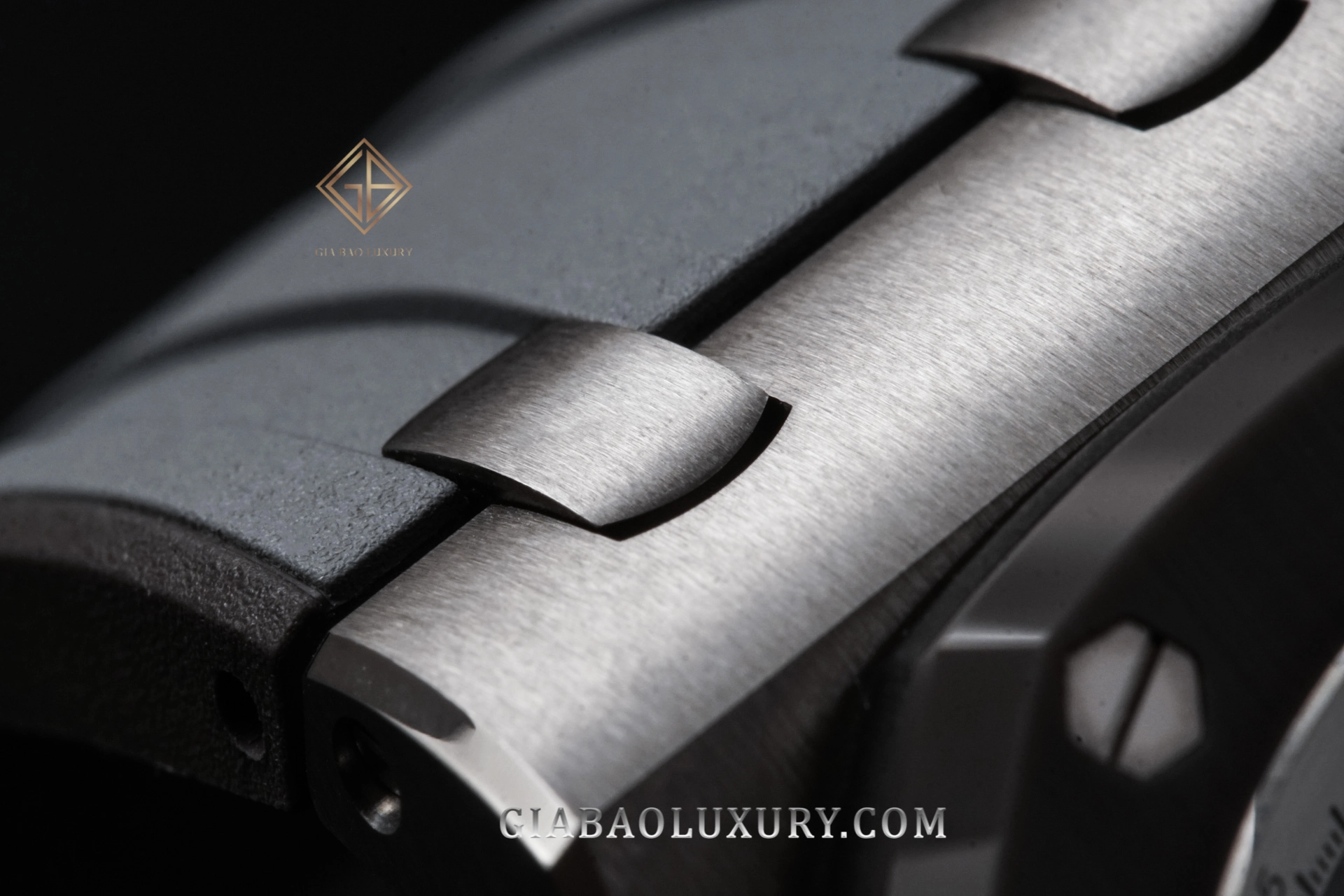 Audemars Piguet Royal Oak Offshore 26470IO titanium 42 mm: vành ceramic xám và mặt số Méga Tapisserie