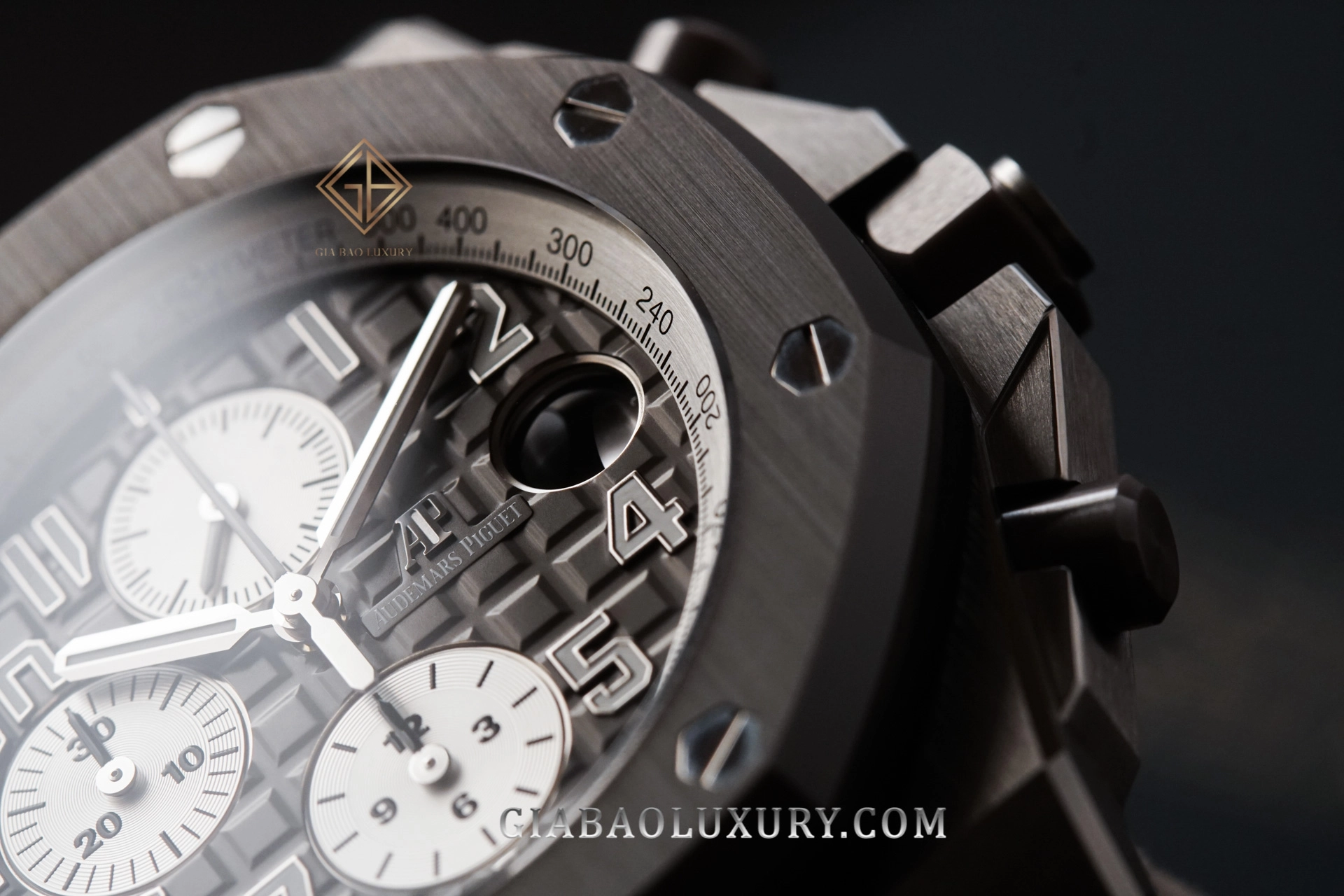 Audemars Piguet Royal Oak Offshore 26470IO titanium 42 mm: cấu trúc nút bấm chronograph và núm ceramic
