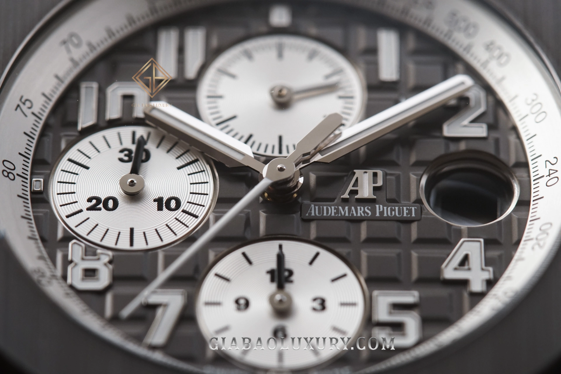 Audemars Piguet Royal Oak Offshore 26470IO titanium 42 mm: độ dày vỏ 42 mm của Offshore 26470IO