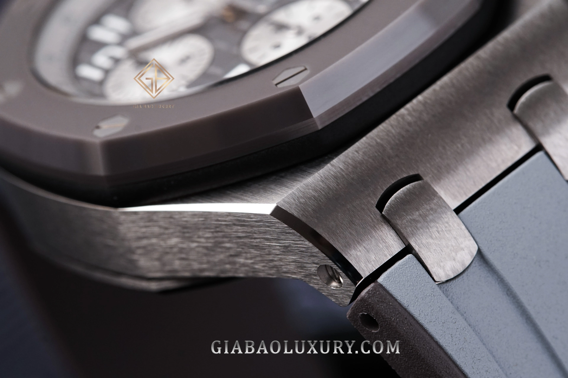 Audemars Piguet Royal Oak Offshore 26470IO titanium 42 mm: dây cao su xám cùng khóa titanium