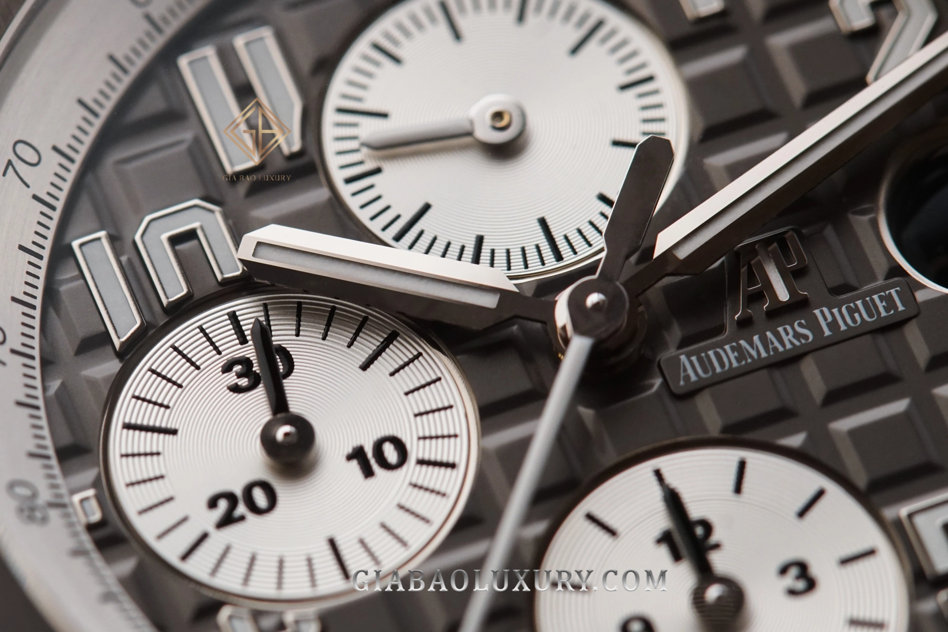 Audemars Piguet Royal Oak Offshore 26470IO titanium 42 mm: calibre 3126/3840 qua đáy sapphire