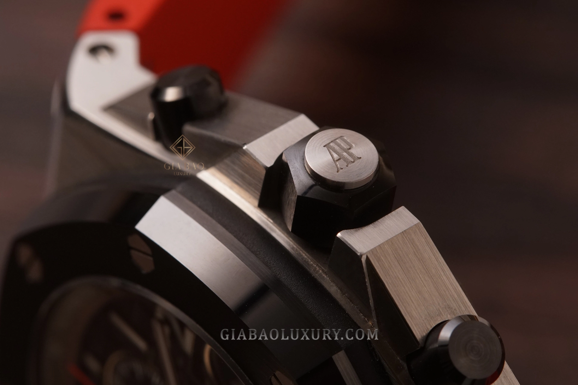 Audemars Piguet Royal Oak Offshore 26470SO: núm ceramic và hai nút bấm chronograph