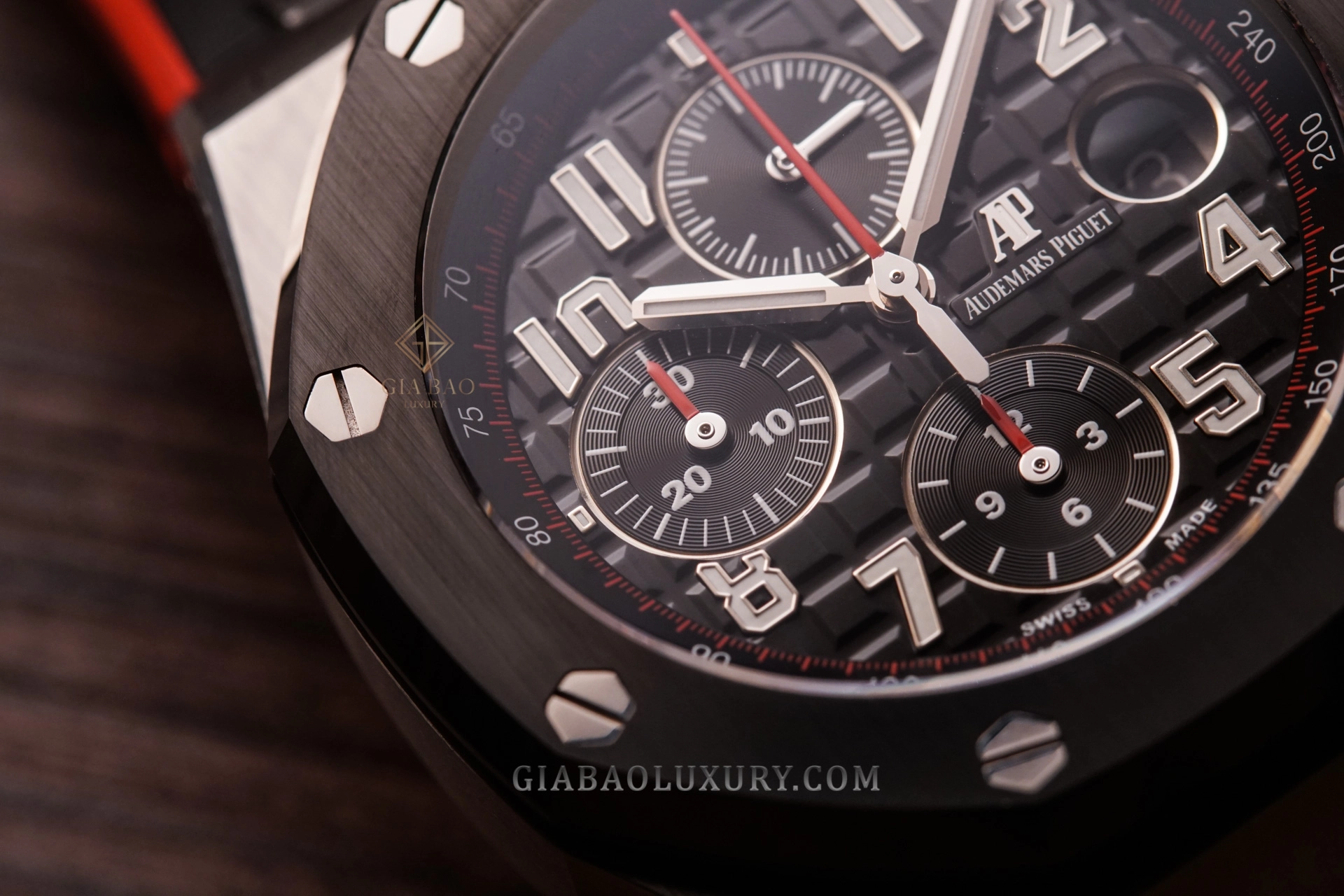 Audemars Piguet Royal Oak Offshore 26470SO: cận cảnh mặt số đen với điểm nhấn đỏ
