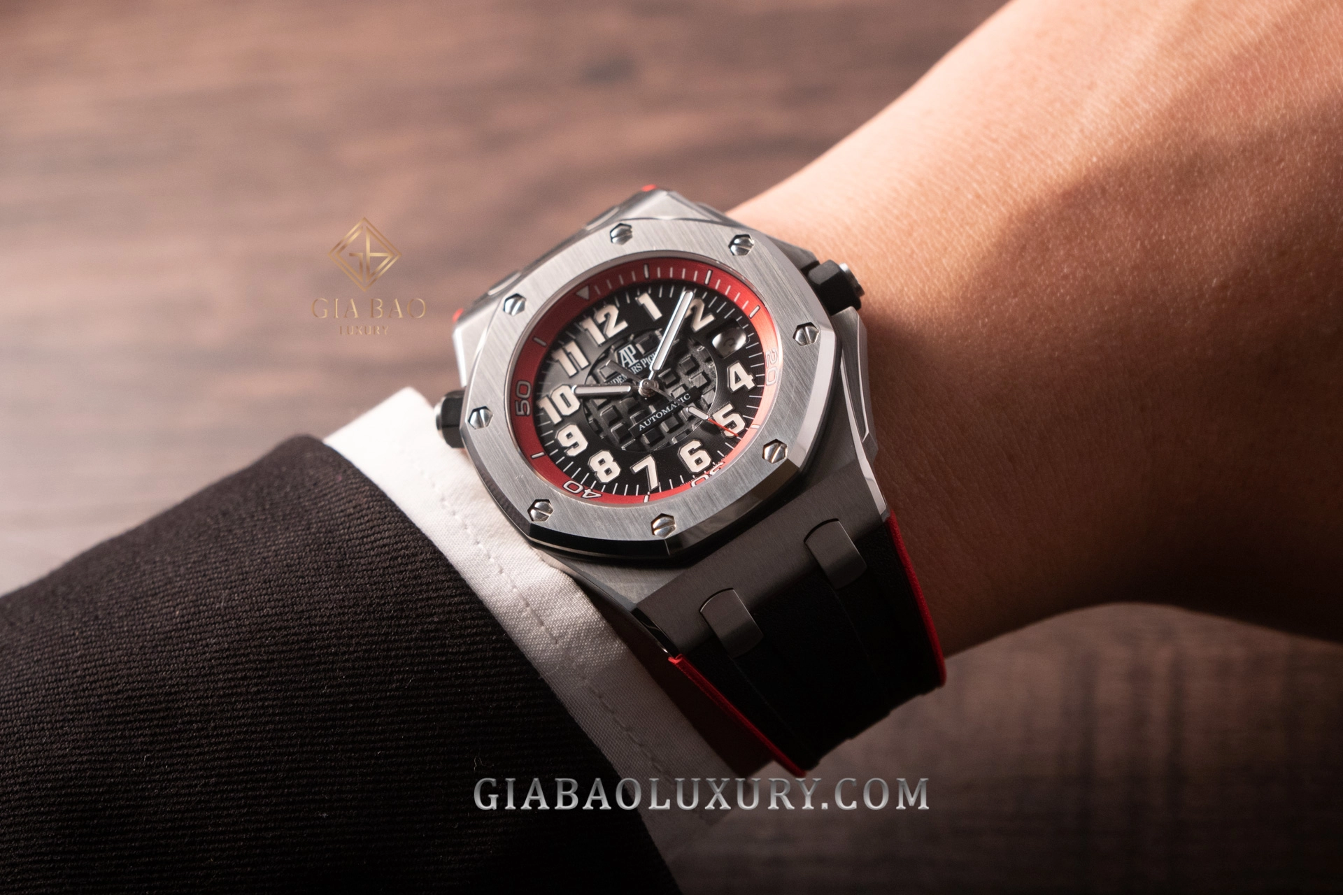 Audemars Piguet Royal Oak Offshore Scuba 15701ST: tỷ lệ vỏ Offshore 42 mm trên cổ tay