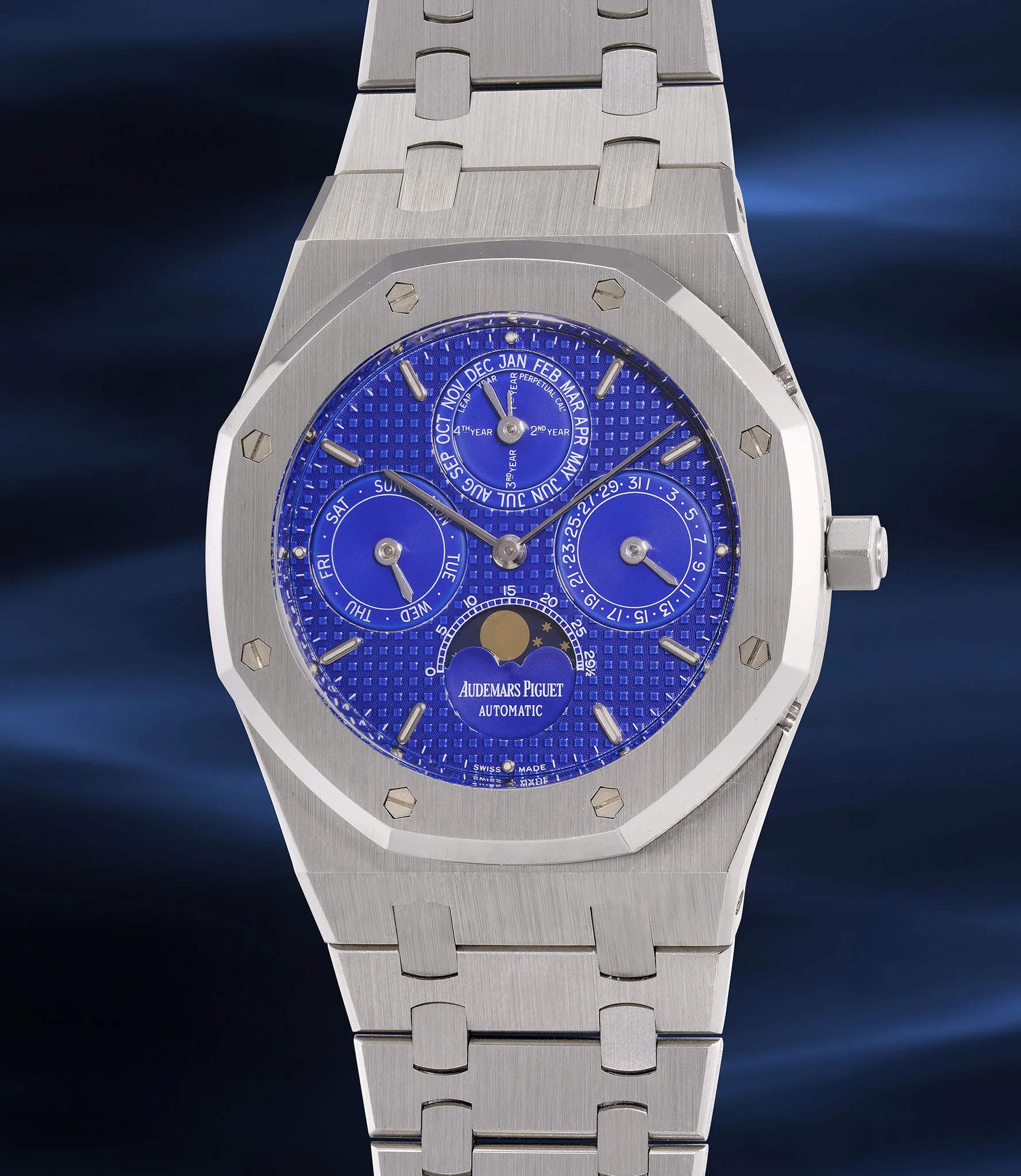 Royal Oak Perpetual Calendar: lịch sử từ Ref. 5554 đến 26579: Royal Oak Perpetual Calendar 25820ST mặt xanh