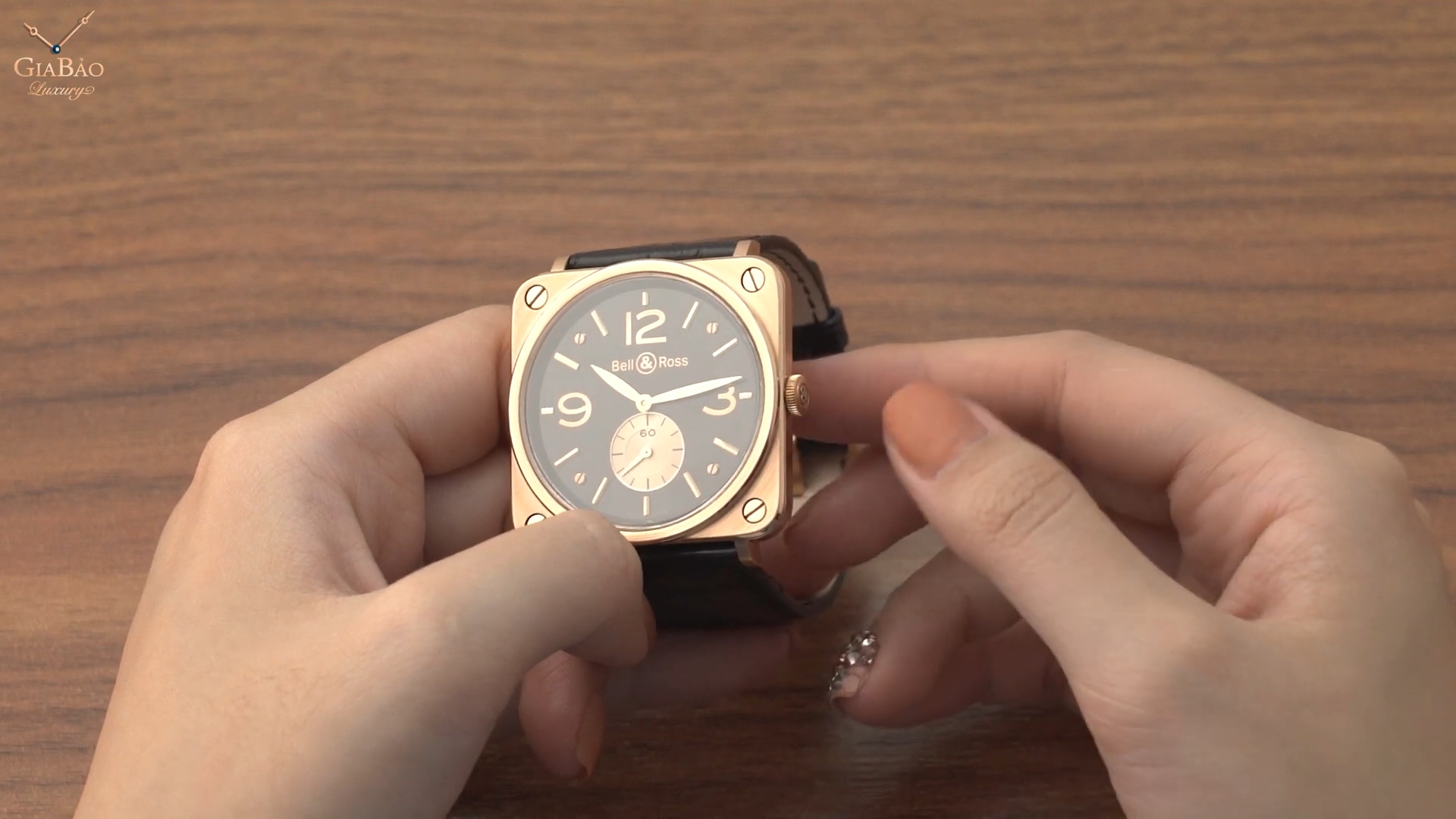 Cạnh vỏ và núm chỉnh giờ Bell & Ross BR S vàng hồng