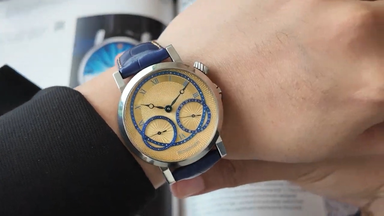 Benzinger GAP-1 Golden Blue 39 mm trên cổ tay