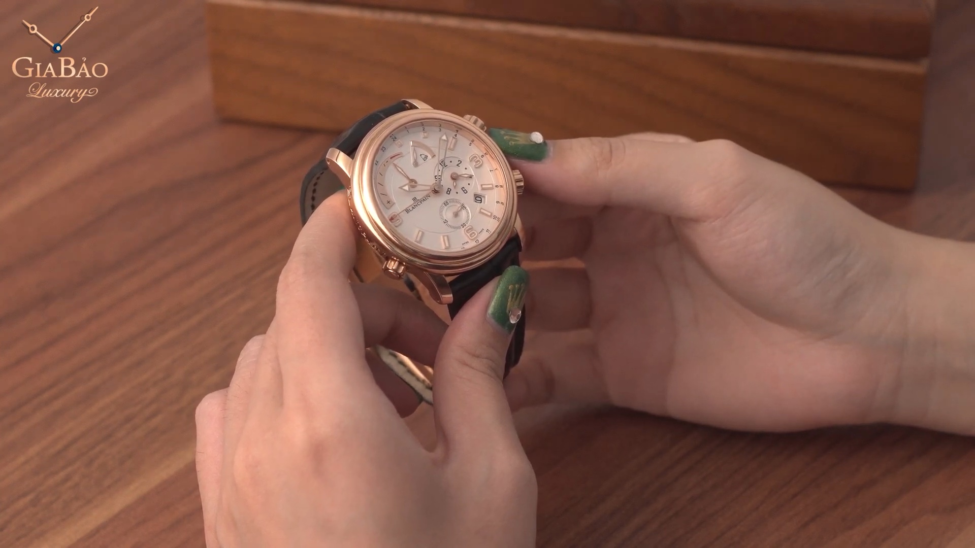 Cạnh vỏ vàng đỏ và các núm chỉnh của Blancpain Léman Réveil GMT